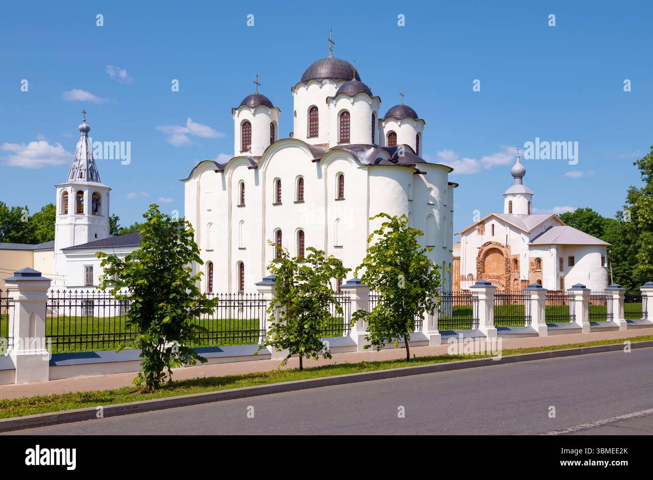 Die alte Nikolaikirche und die Kirche Paraskeva am Freitag an einem sonnigen Juni-Tag. Veliky Nowgorod, Russland Stockfoto