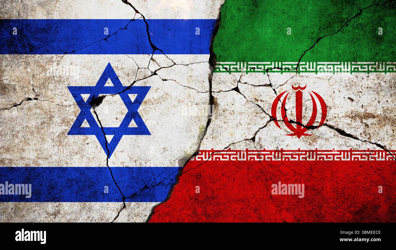 Gesprungene Flaggen Israels und Irans Seite an Seite mit Grunge Texture symbolisieren politische Konflikte, Spannungen und angespannte diplomatische Beziehungen in der M Stockfoto