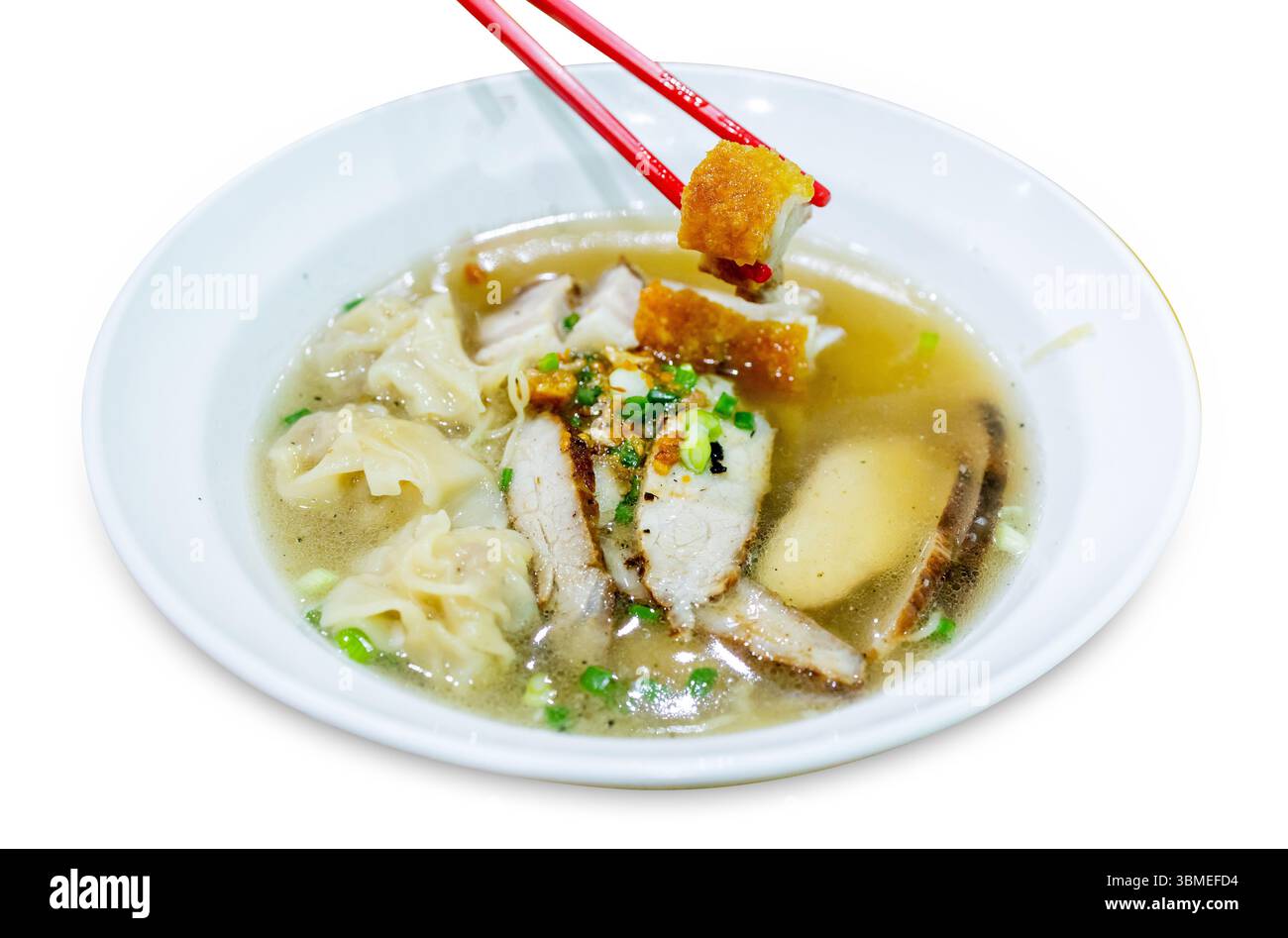 Schneiden Sie das Schweinefleisch Wonton aus und schneiden Sie knuspriges Schweinefleisch mit einer Schüssel Suppe, auf weiß isoliert. Stockfoto