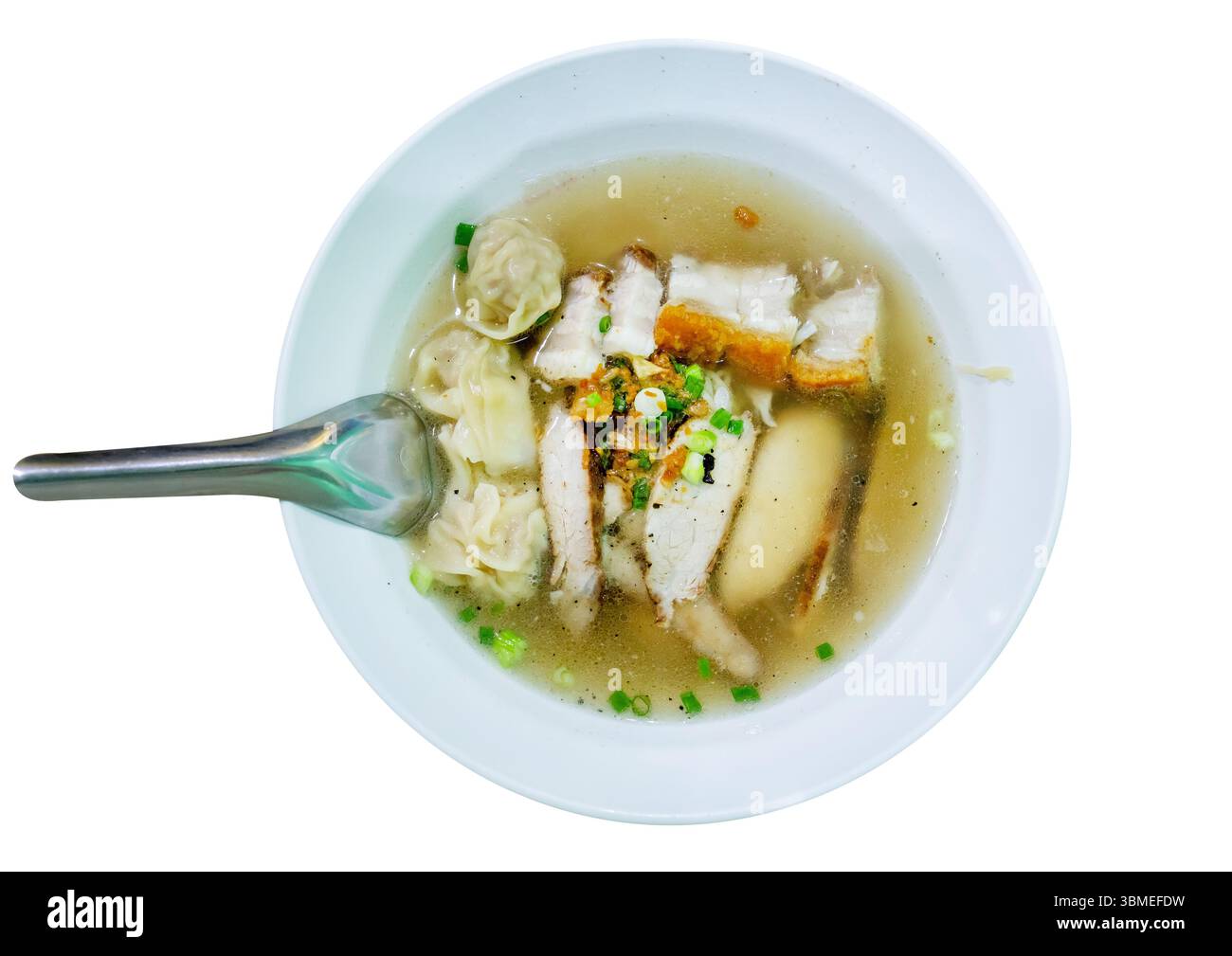 Schneiden Sie das Schweinefleisch Wonton aus und schneiden Sie knuspriges Schweinefleisch mit einer Schüssel Suppe, auf weiß isoliert. Stockfoto