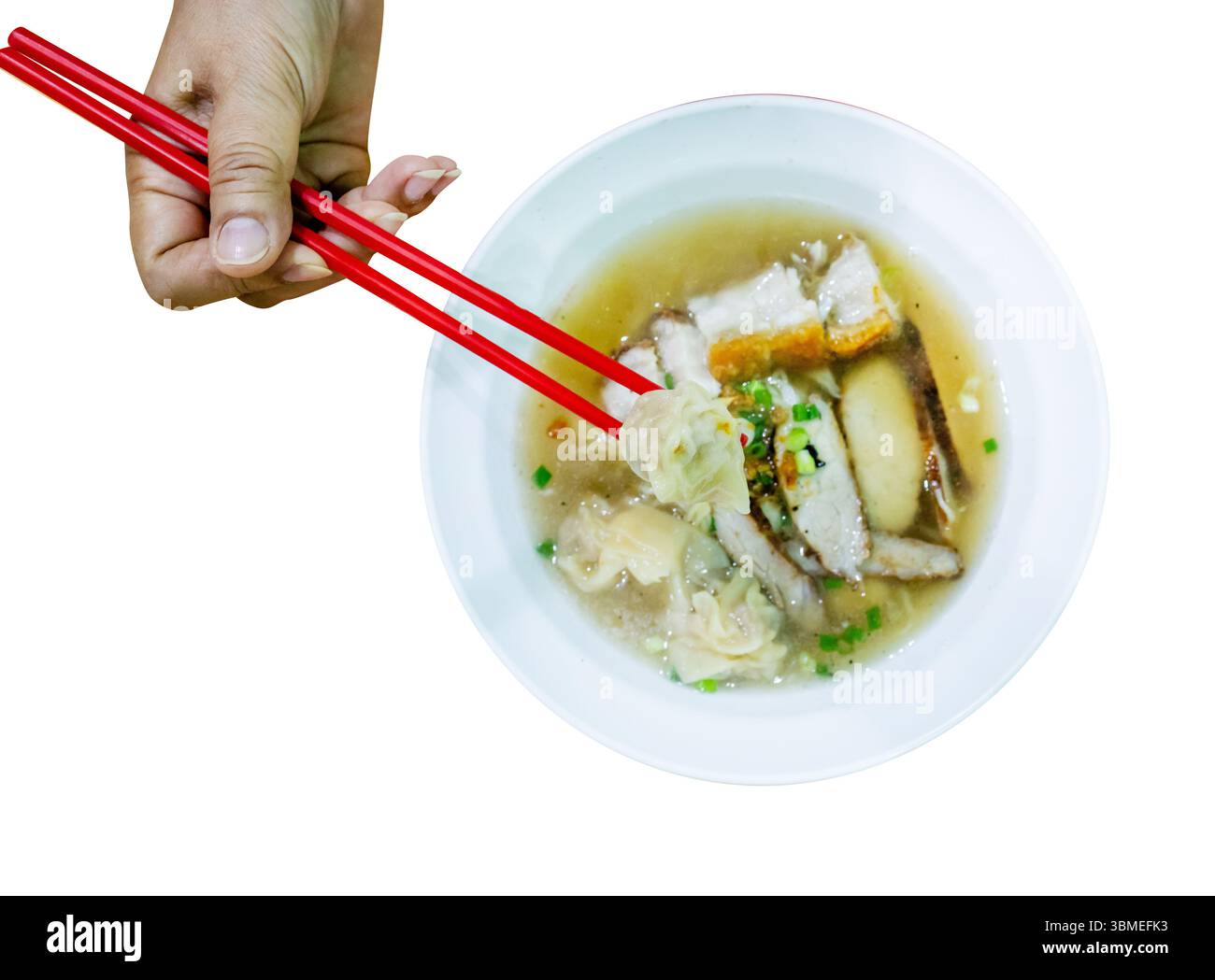 Schneiden Sie das Schweinefleisch Wonton aus und schneiden Sie knuspriges Schweinefleisch mit einer Schüssel Suppe, auf weiß isoliert. Stockfoto