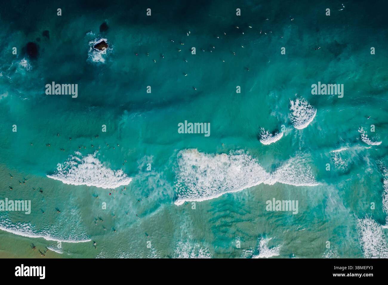 Blick von oben auf das blaue, transparente Meer mit abstürzenden Wellen, Drohnenaufnahme Stockfoto