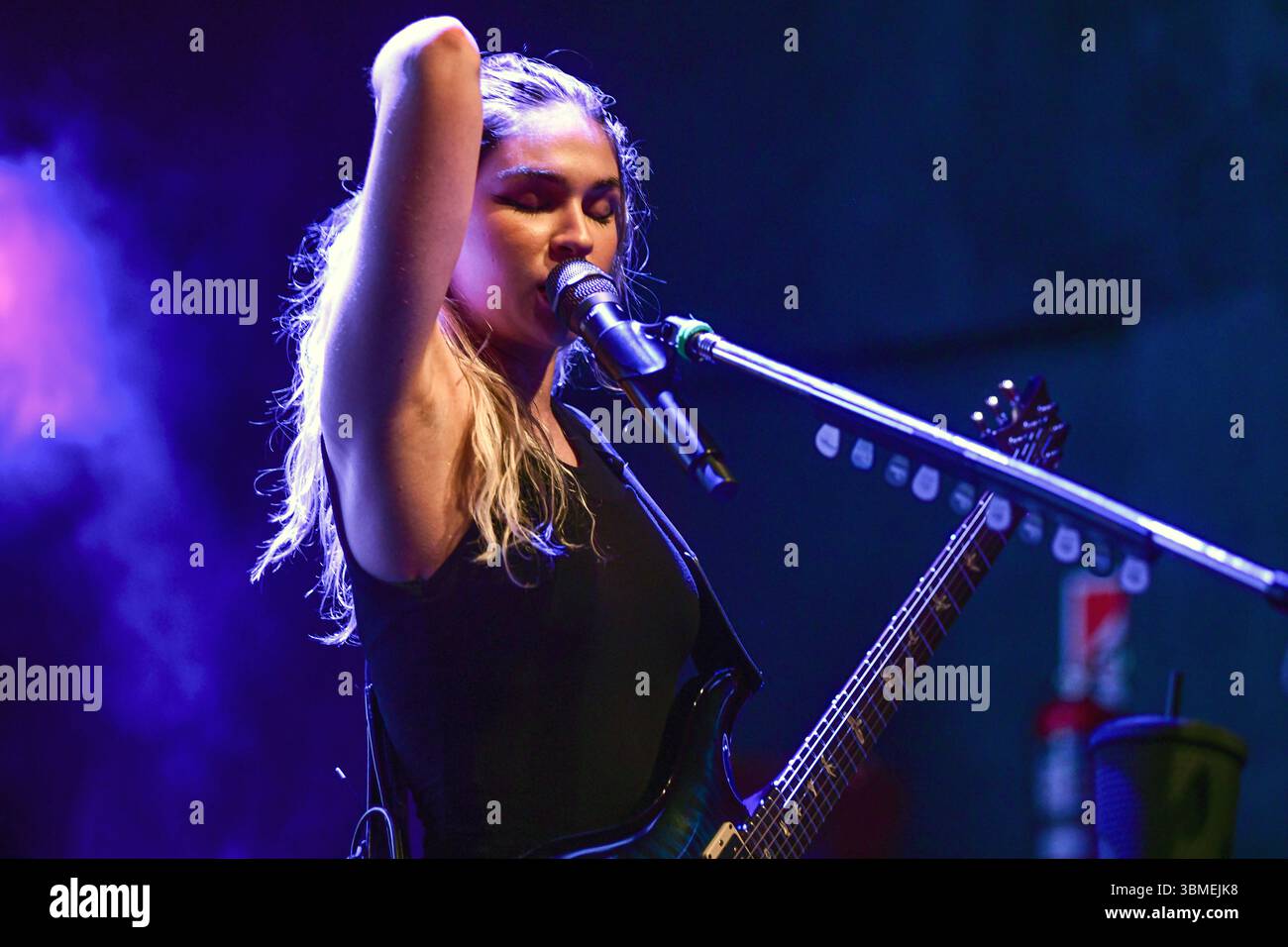 The Warning (Daniela Villarreal-Gitarre), live als Teil der „Keep Me Fed World Tour 2025“. Stockfoto