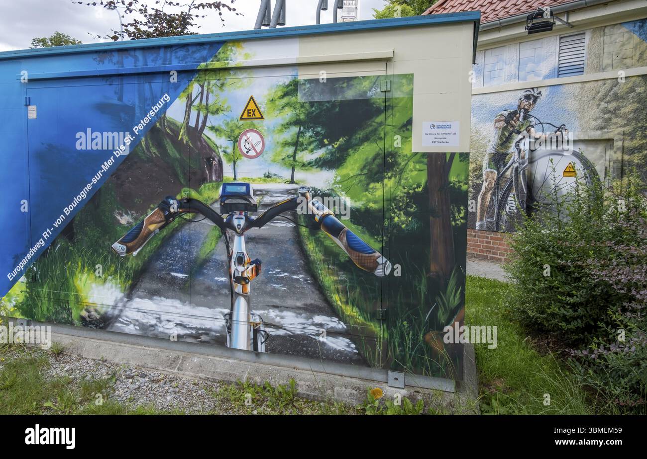 Werbung mit Fahrradmotiv für den Europaradweg R1 an einem Trafohaus in Wernigerode, Sachsen-Anhalt, Deutschland, Europa Stockfoto