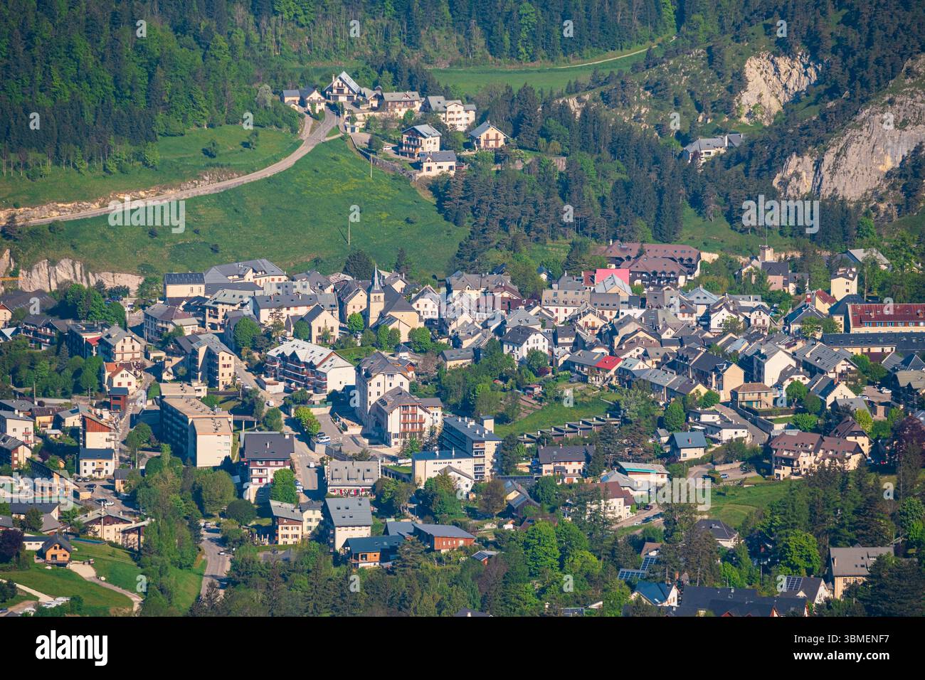 Frankreich, Isere, Villard-de-Lans, regionaler Naturpark Vercors, Panorama über das Dorf Villard-de-Lans vom Col Vert (1766 m) Stockfoto