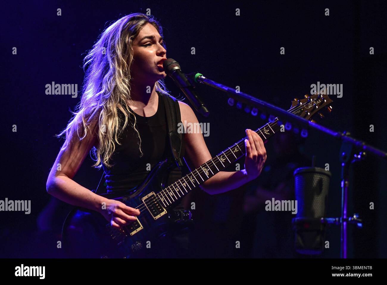 The Warning (Daniela Villarreal-Gitarre), live als Teil der „Keep Me Fed World Tour 2025“. Stockfoto