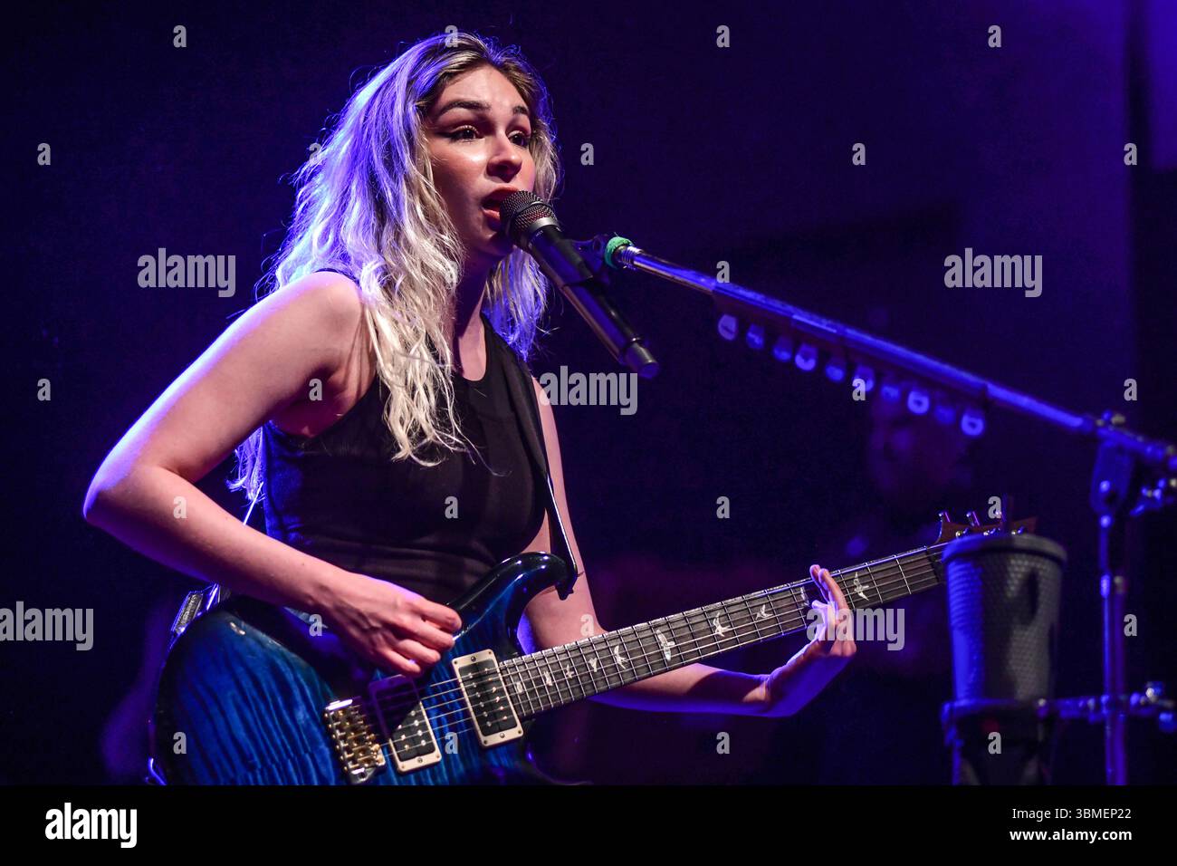 The Warning (Daniela Villarreal-Gitarre), live als Teil der „Keep Me Fed World Tour 2025“. Stockfoto