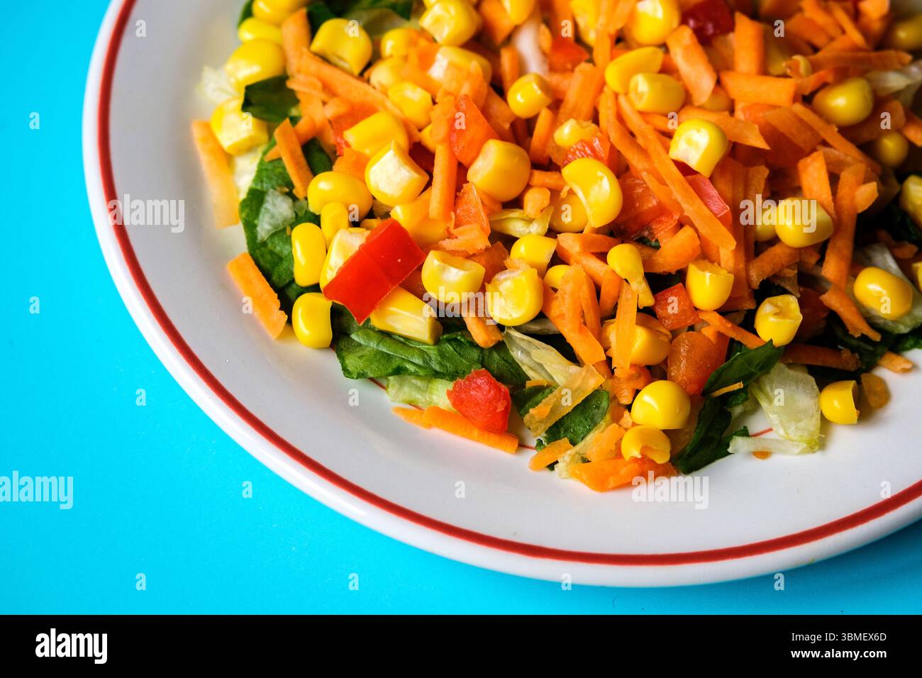 London UK Juni 26 2025, frischer Sommersalat mit Zuckermais Karotten, roten Paprika und Blättern Stockfoto