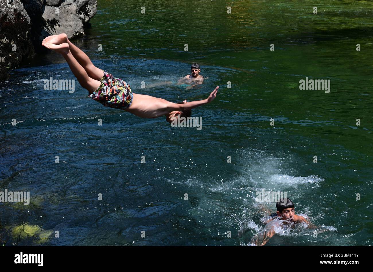 Während eines heißen Tages in Skopje, Nordmazedonien, am 26. Juni 2025, hat eine afrikanische Hitzewelle Nordmazedonien getroffen, die Temperaturen von 40 Grad Celisius erreichte. IMAGO/PETR STOJANOVSKI Stockfoto