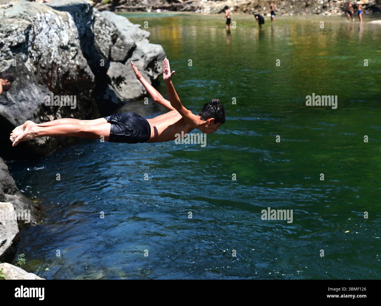 Während eines heißen Tages in Skopje, Nordmazedonien, am 26. Juni 2025, hat eine afrikanische Hitzewelle Nordmazedonien getroffen, die Temperaturen von 40 Grad Celisius erreichte. IMAGO/PETR STOJANOVSKI Stockfoto