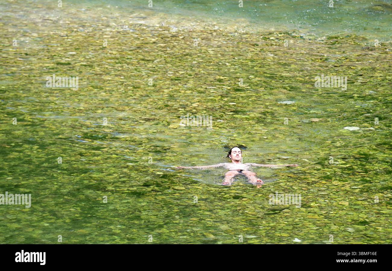 Während eines heißen Tages in Skopje, Nordmazedonien, am 26. Juni 2025, hat eine afrikanische Hitzewelle Nordmazedonien getroffen, die Temperaturen von 40 Grad Celisius erreichte. IMAGO/PETR STOJANOVSKI Stockfoto