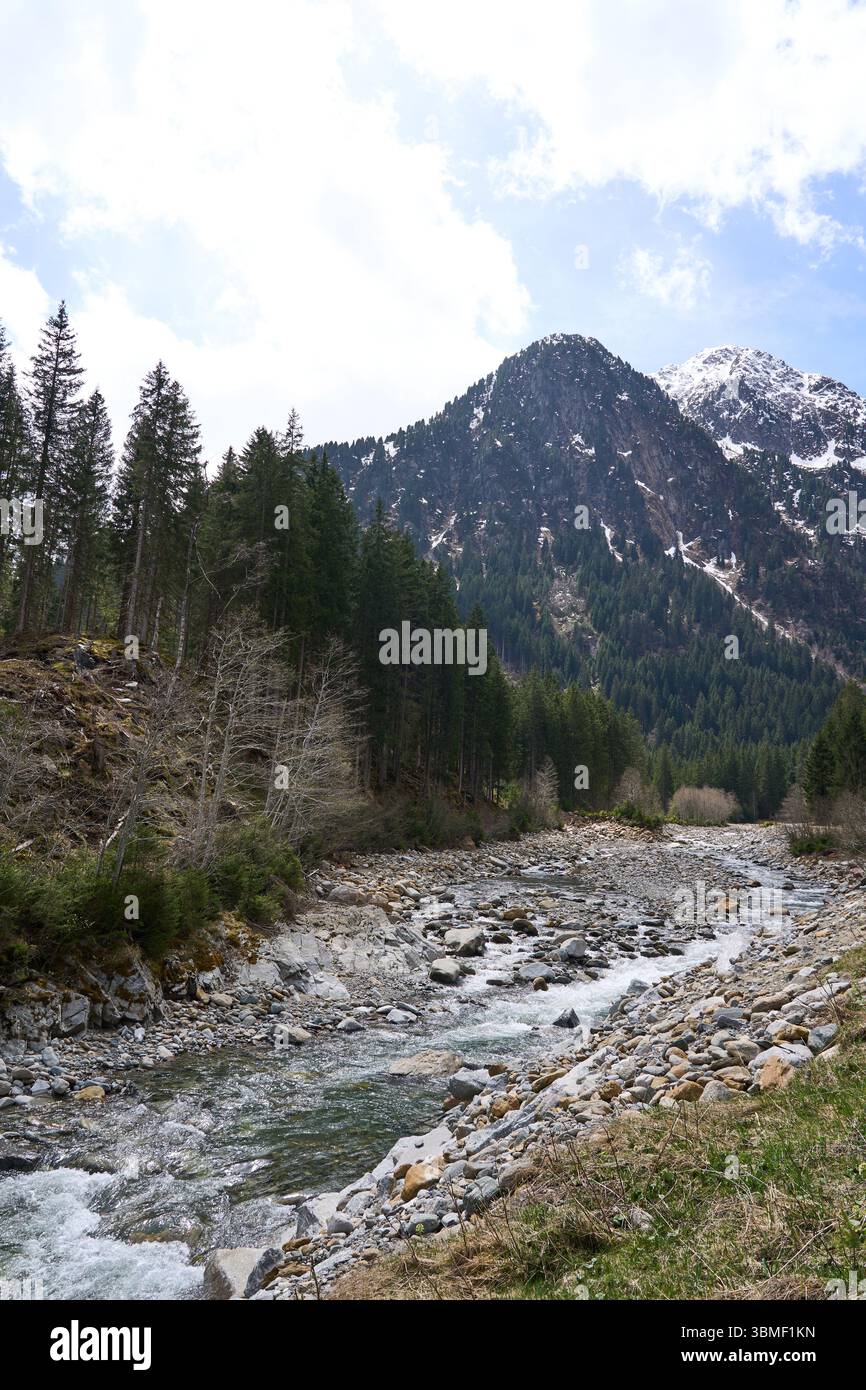 Neustift im Stubaital, Österreich - 20. April 2025 - WildeWasserweg im Stubaital zur Osterzeit Stockfoto