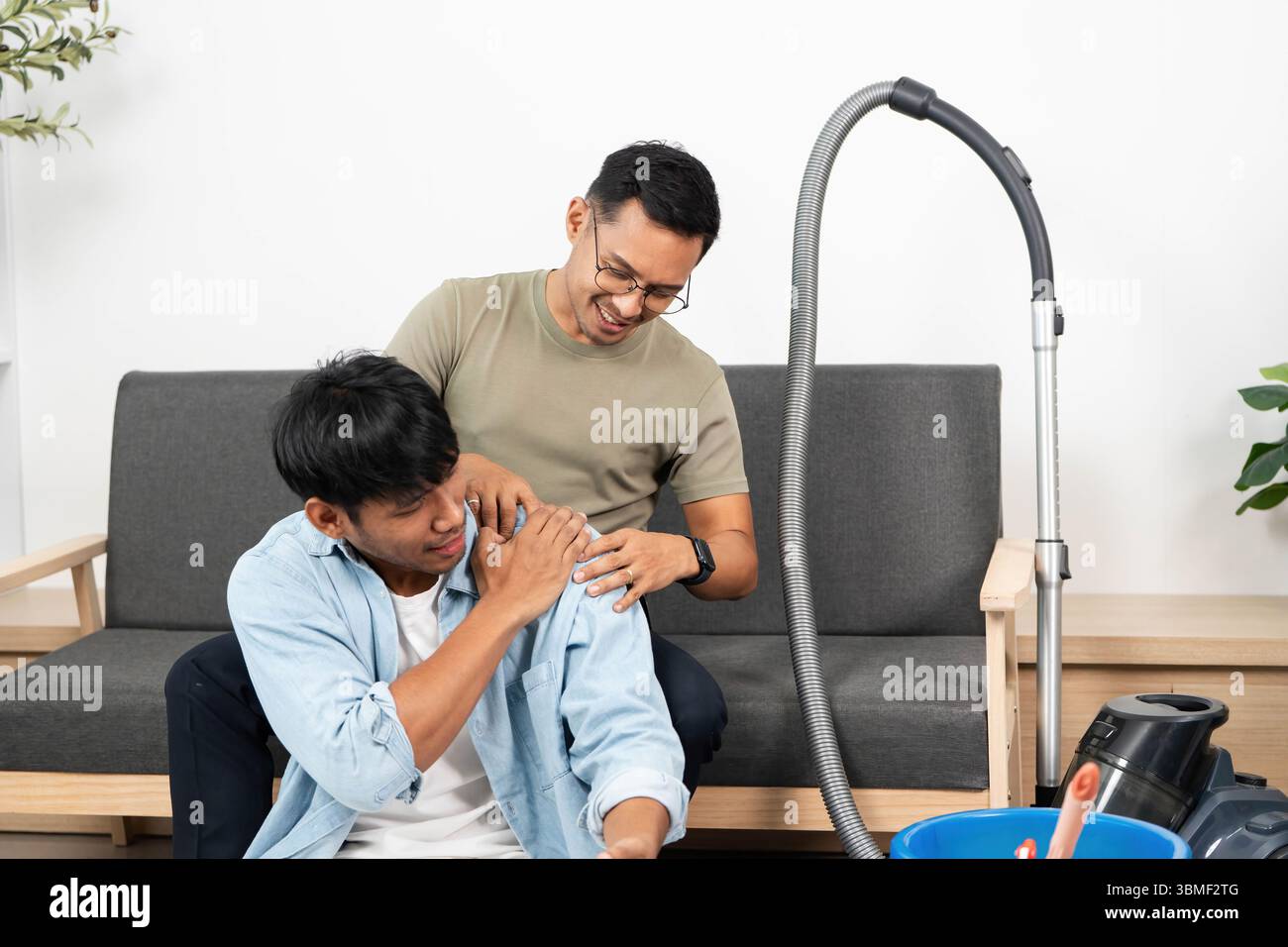 Liebevolles LGBTQIA-Paar, das sich zu Hause entspannt Stockfoto