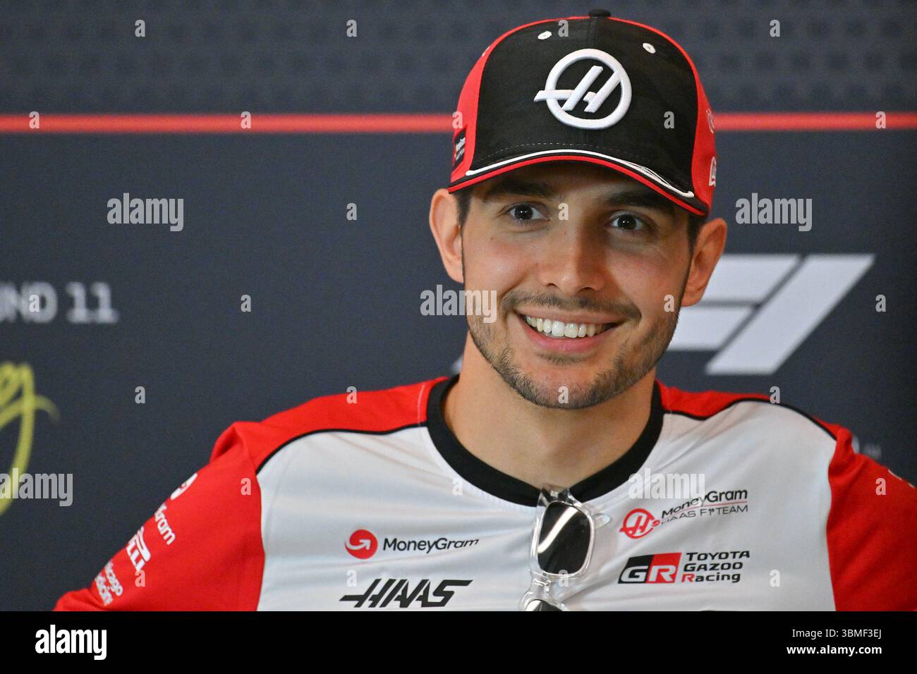 SPIELBERG, ÖSTERREICH - 26. JUNI: Esteban Ocon aus Frankreich und das MoneyGram Haas F1 Team nehmen an der Pressekonferenz Teil, während Vorschauen vor dem Formel 1 Grand Prix von Österreich auf dem Red Bull Ring Circuit am 26. Juni 2025 in Spielberg, Österreich. (Foto: Vince Mignott/Alamy Live News) Stockfoto