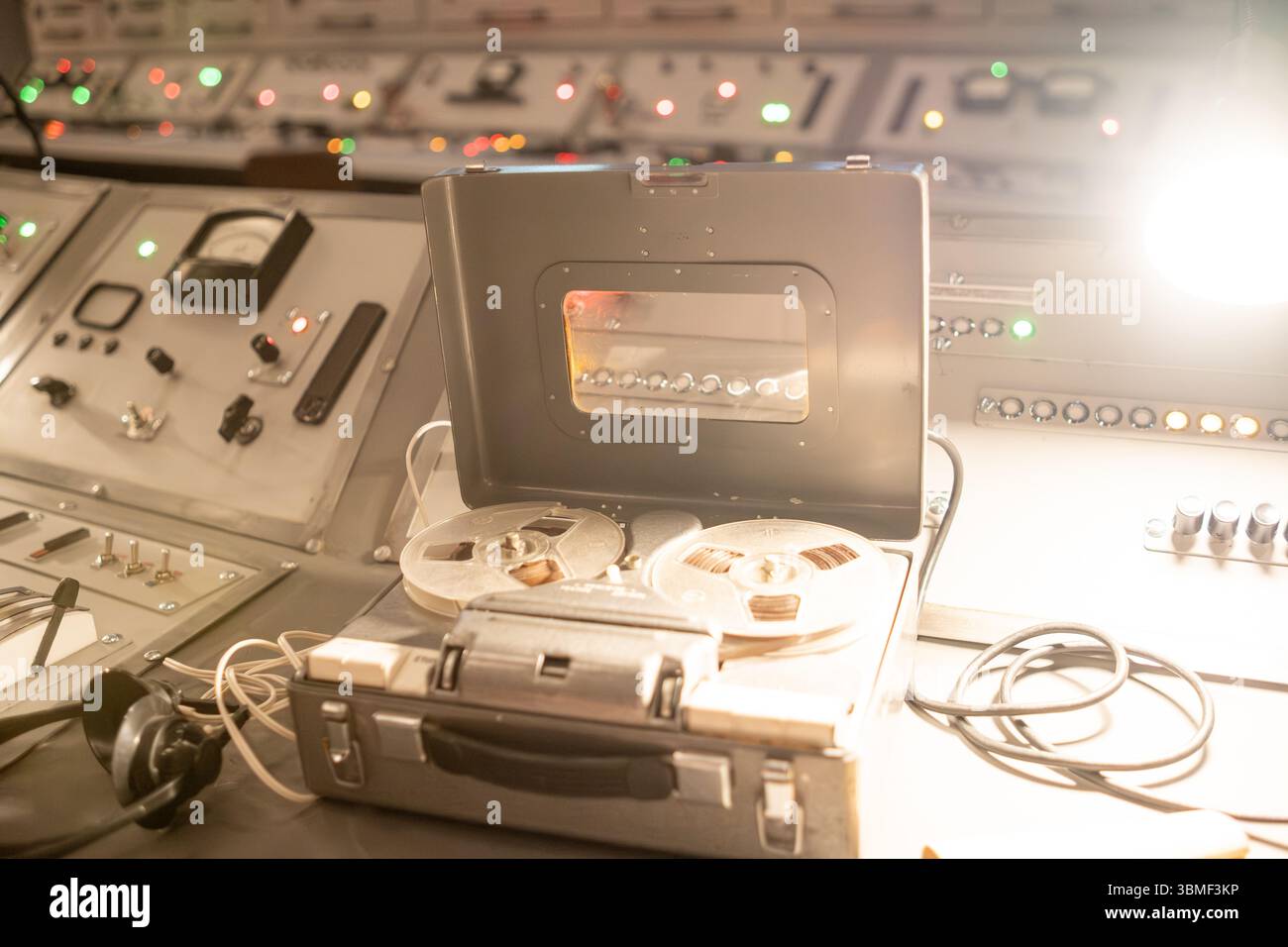 Klassische Audiogeräte in einem historischen Aufnahmestudio mit komplizierten Bedienfeldern Stockfoto