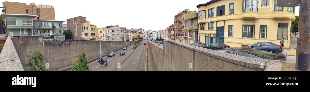 Panoramablick auf eine Stadtstraße, umgeben von verschiedenen architektonischen Gebäuden. Das Bild fängt das dynamische Wesen des urbanen Lebens ein, hig Stockfoto