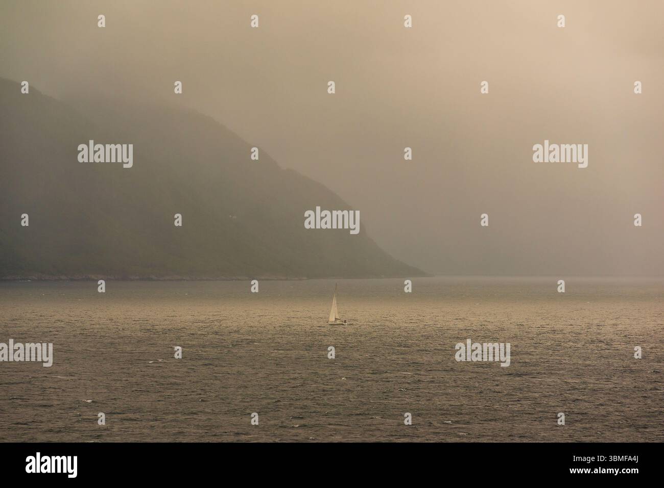 Dramatische Landschaft, Küste, Alesund (Ålesund), Fjord, Norwegen, Juni, Sommer Stockfoto