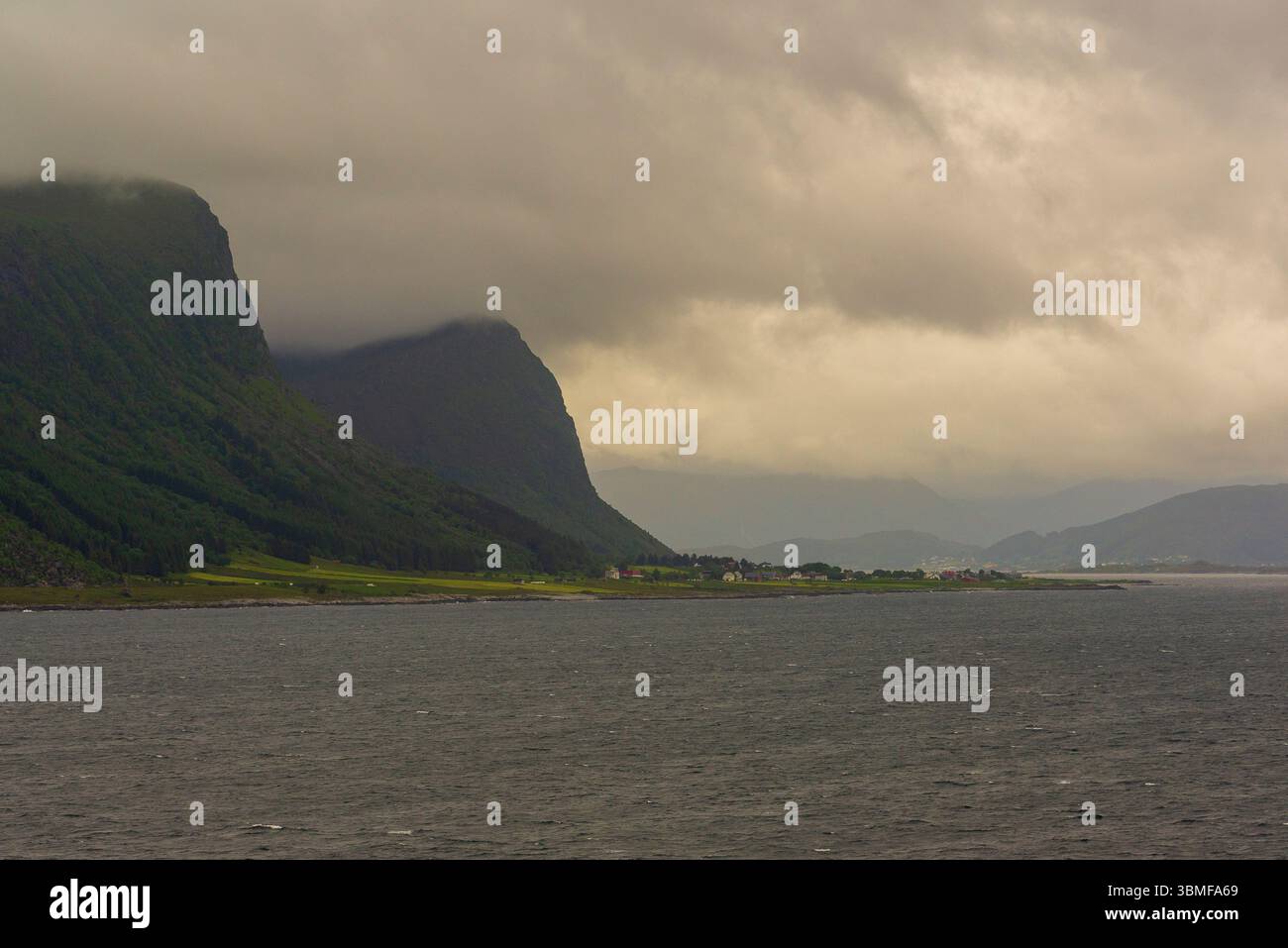 Dramatische Landschaft, Küste, Alesund (Ålesund), Fjord, Norwegen, Juni, Sommer Stockfoto