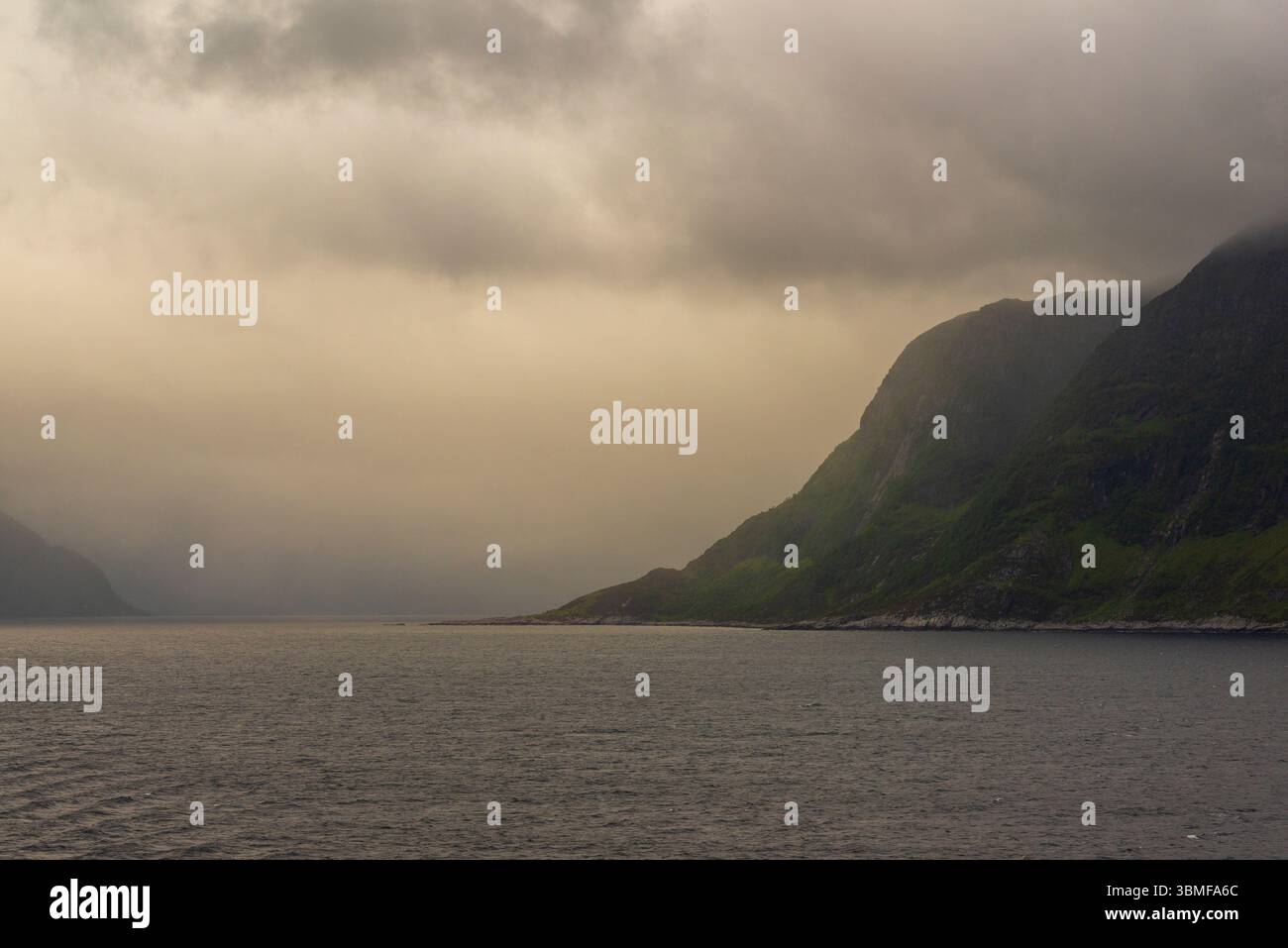 Dramatische Landschaft, Küste, Alesund (Ålesund), Fjord, Norwegen, Juni, Sommer Stockfoto