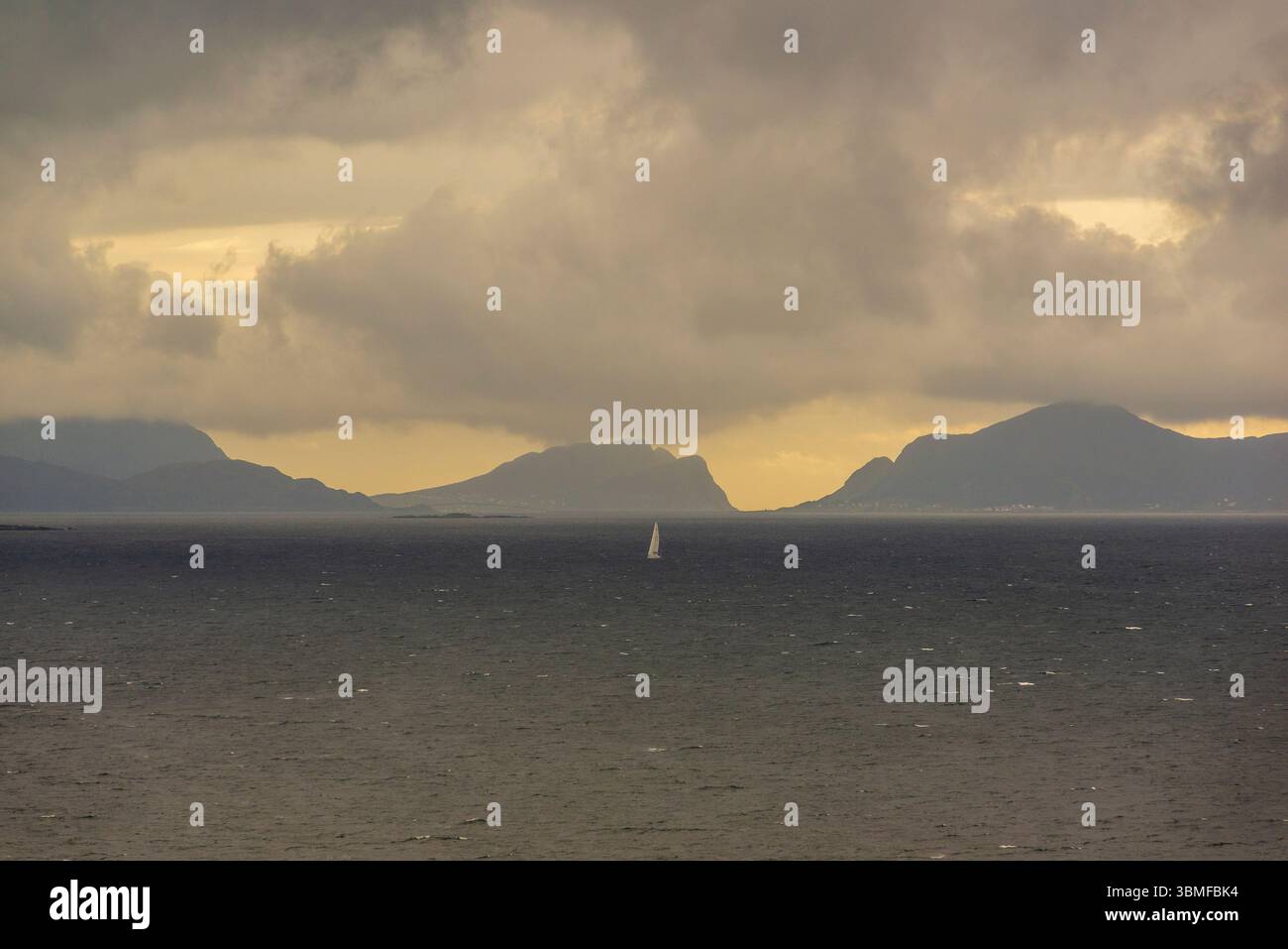 Dramatische Landschaft, Küste, Alesund (Ålesund), Fjord, Norwegen, Juni, Sommer Stockfoto