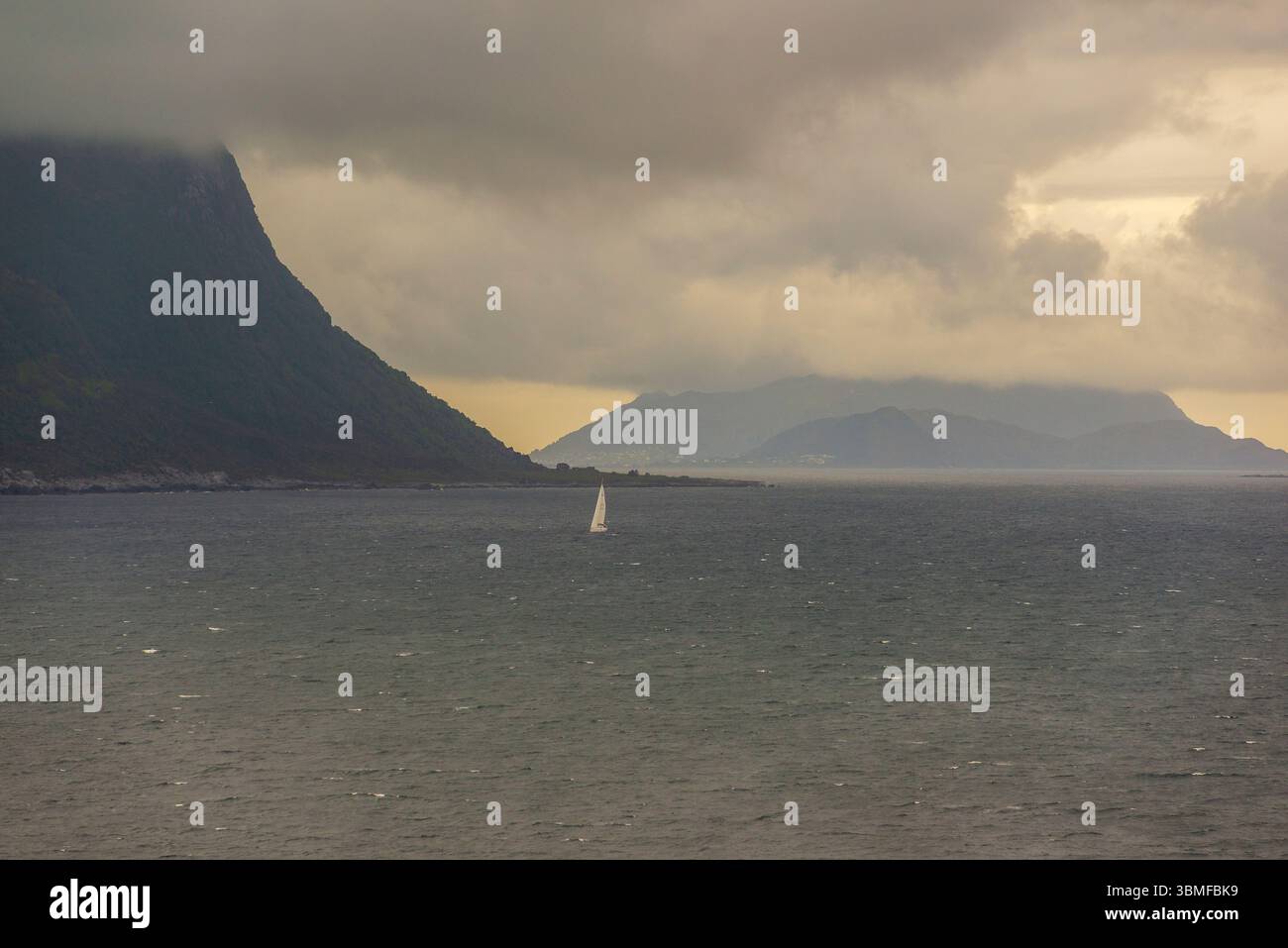 Dramatische Landschaft, Küste, Alesund (Ålesund), Fjord, Norwegen, Juni, Sommer Stockfoto