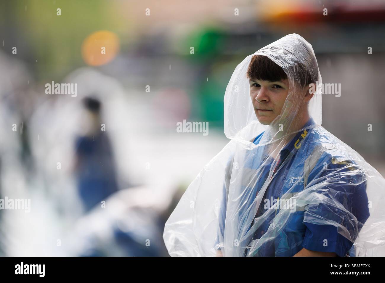 Marshall mit Regencape, großer Preis von Oesterreich, Motorsport, Formel 1, Saison 2025, 26.06.2025 Foto: Eibner-Pressefoto/Alexander Neis Stockfoto