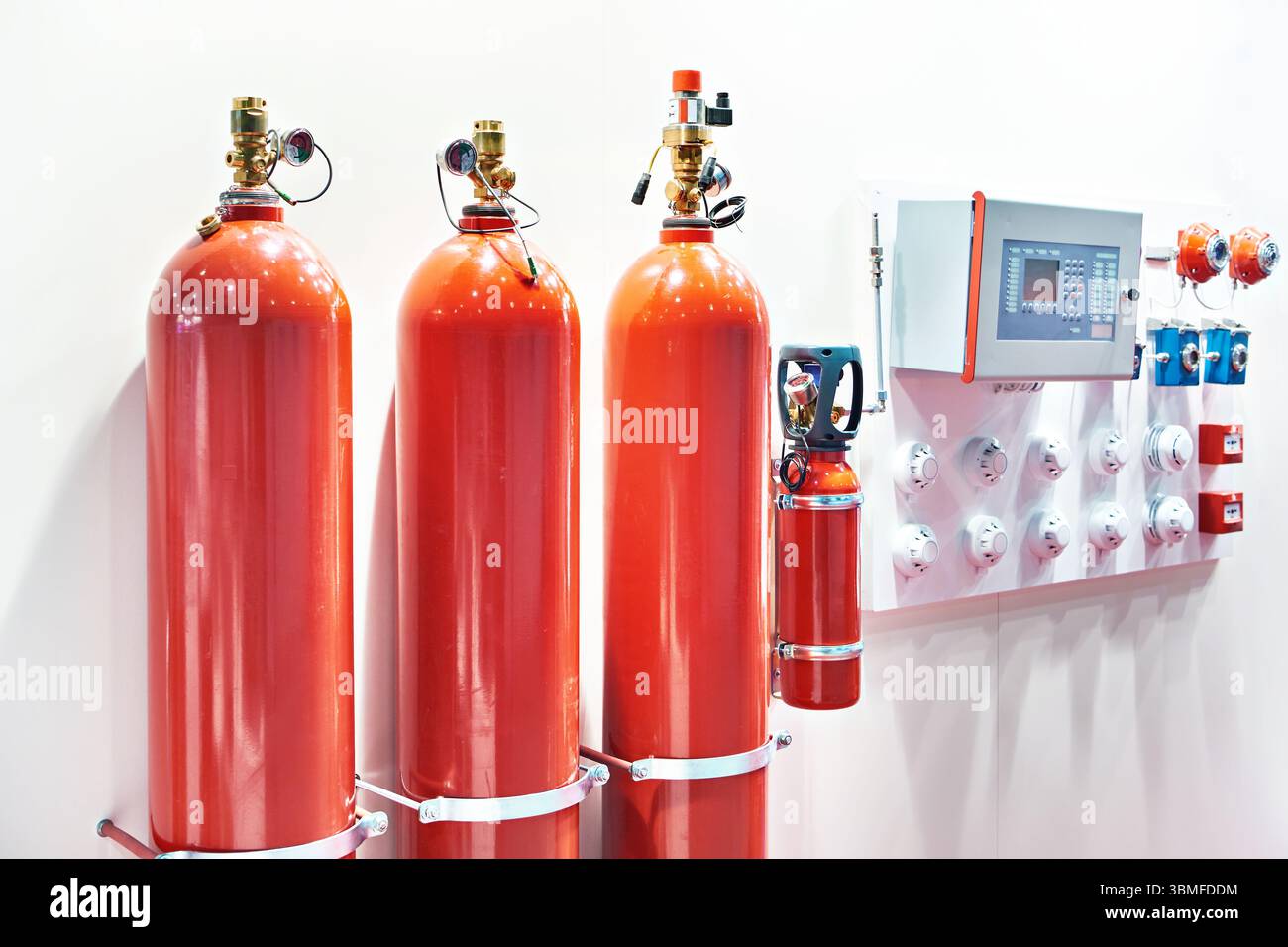 Gasflaschen, Sensoren und Steuer- und Überwachungsgeräte in Feueralarm- und automatischen Feuerlöschanlagen Stockfoto