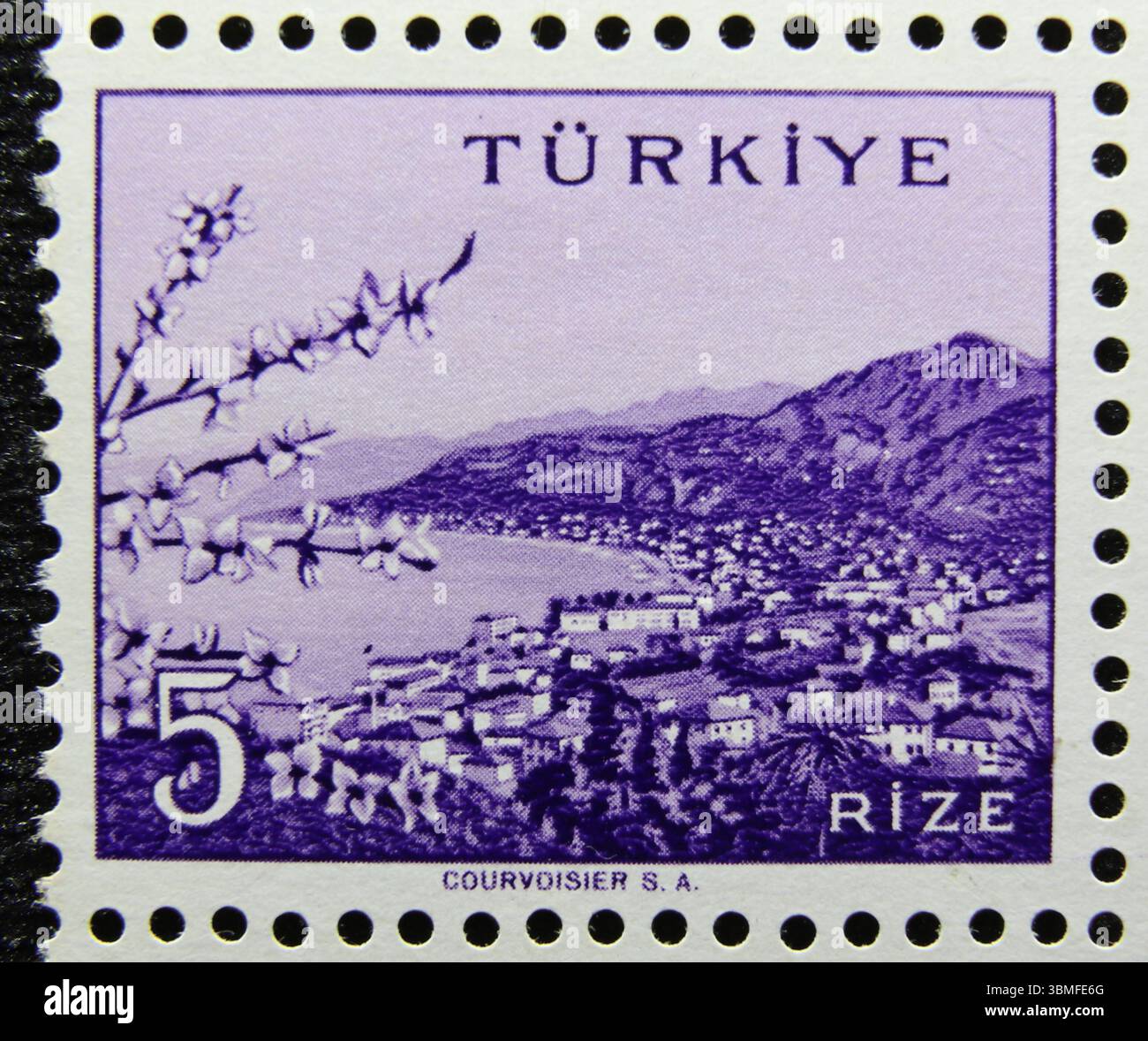ISTANBUL, TÜRKEI - 03. JANUAR 2021: Türkische Briefmarke zeigt Rize-Stadt um 1960 Stockfoto