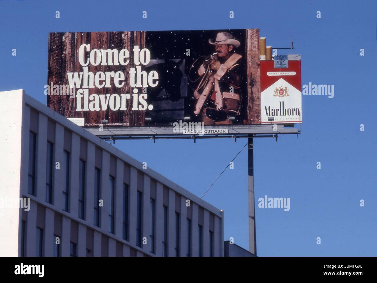Plakatwerbung für Marlboro-Zigaretten mit dem berühmten Marlboro-Cowboy in Los Angeles, Kalifornien, USA, Stockfoto