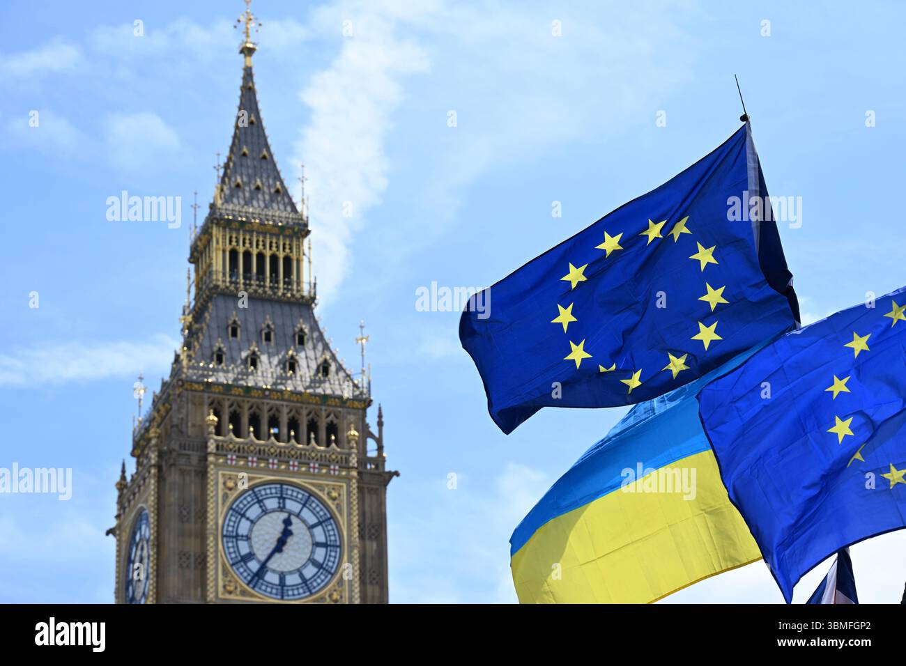 Big Ben and EU and Ukraine Flags, Parliament Square, Westminster, London, UK Stockfoto