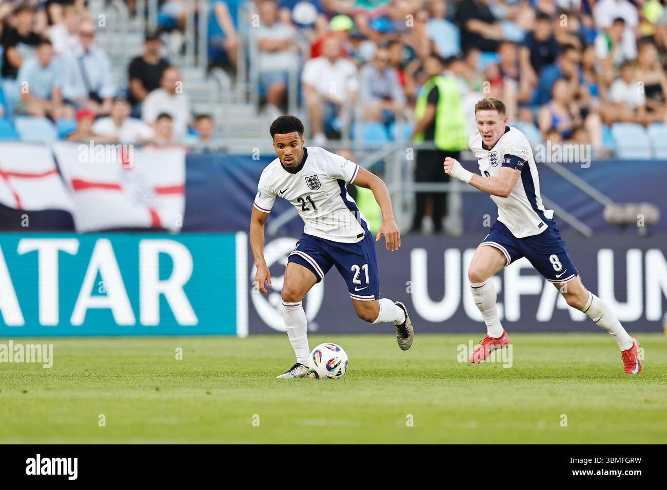 Bratislava, Slowakei. Juni 2025. (L-R) Ethan Nwaneri, Elliot Anderson (eng) Fußball/Fußball : UEFA "U21-Europameisterschaft 2025 Slowakei" Halbfinalspiel zwischen U21 England 2-1 U21 Niederlande im Nationalfußballstadion in Bratislava, Slowakei . Quelle: Mutsu Kawamori/AFLO/Alamy Live News Stockfoto
