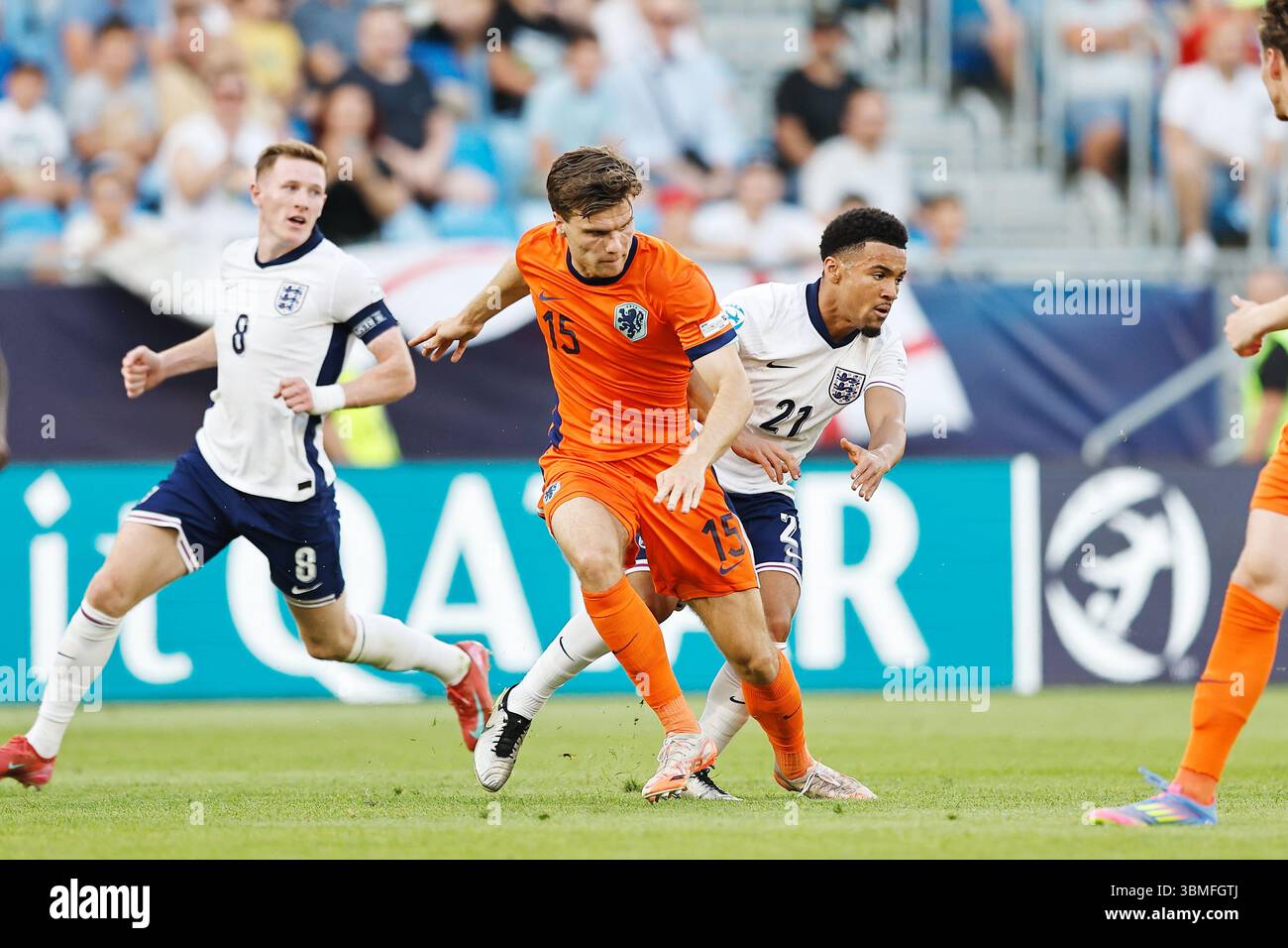 Bratislava, Slowakei. Juni 2025. (L-R) Bjorn Meijer (NED), Ethan Nwaneri (eng) Fußball/Fußball : UEFA "U21-Europameisterschaft 2025 Slowakei" Halbfinalspiel zwischen U21 England 2-1 U21 Niederlande im Nationalfußballstadion in Bratislava, Slowakei. Quelle: Mutsu Kawamori/AFLO/Alamy Live News Stockfoto
