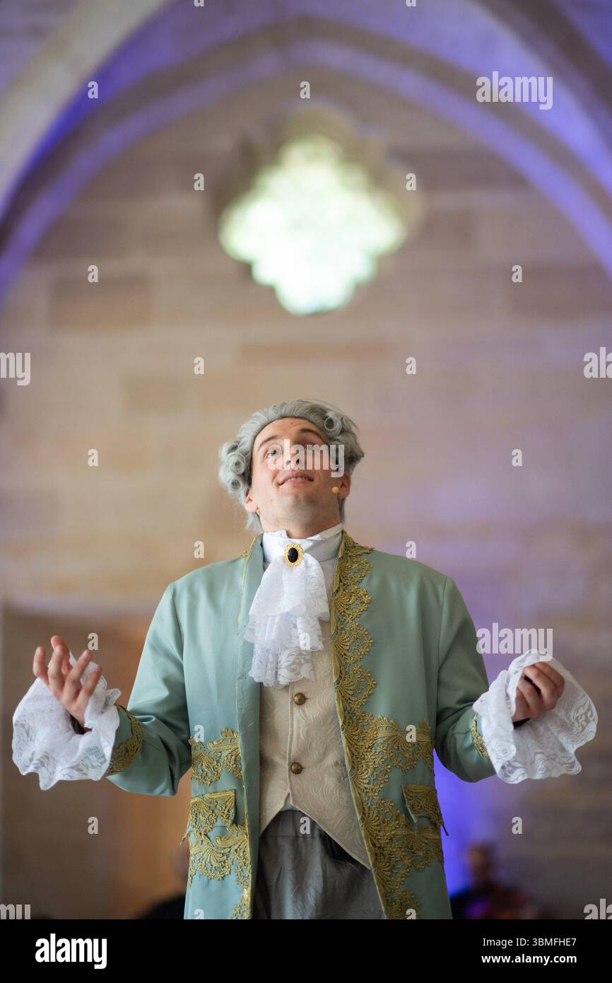 Paris, Frankreich. Juni 2025. Ein Schauspieler tritt am 26. Juni 2025 während der Mystere Mozart Show im College des Bernardins in Paris auf. Foto: Aurore Marechal/ABACAPRESS.COM Credit: Abaca Press/Alamy Live News Stockfoto