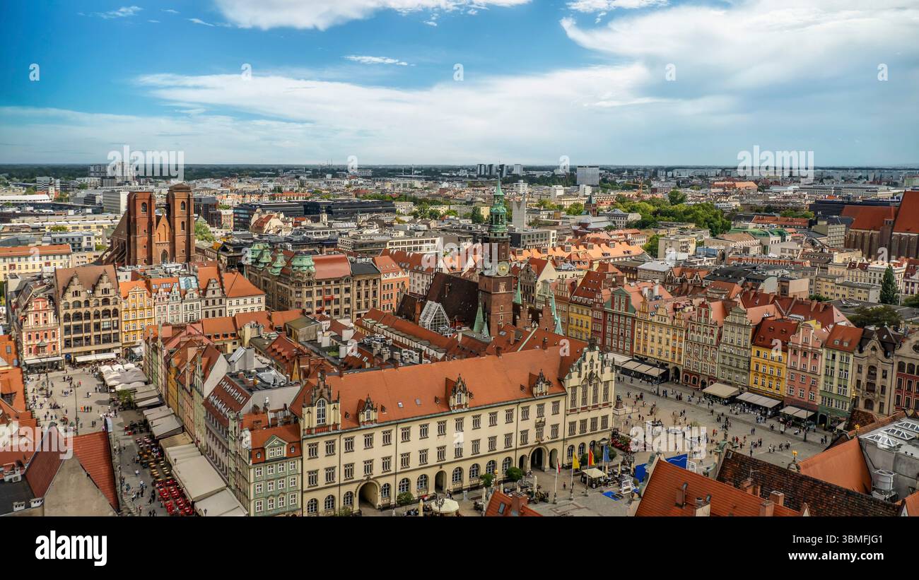 Ein Panoramablick über dem Kopf zeigt die historische Innenstadt, gefüllt mit lebhaften Gebäuden, Kirchen und architektonischen Wahrzeichen unter einem klaren bl Stockfoto