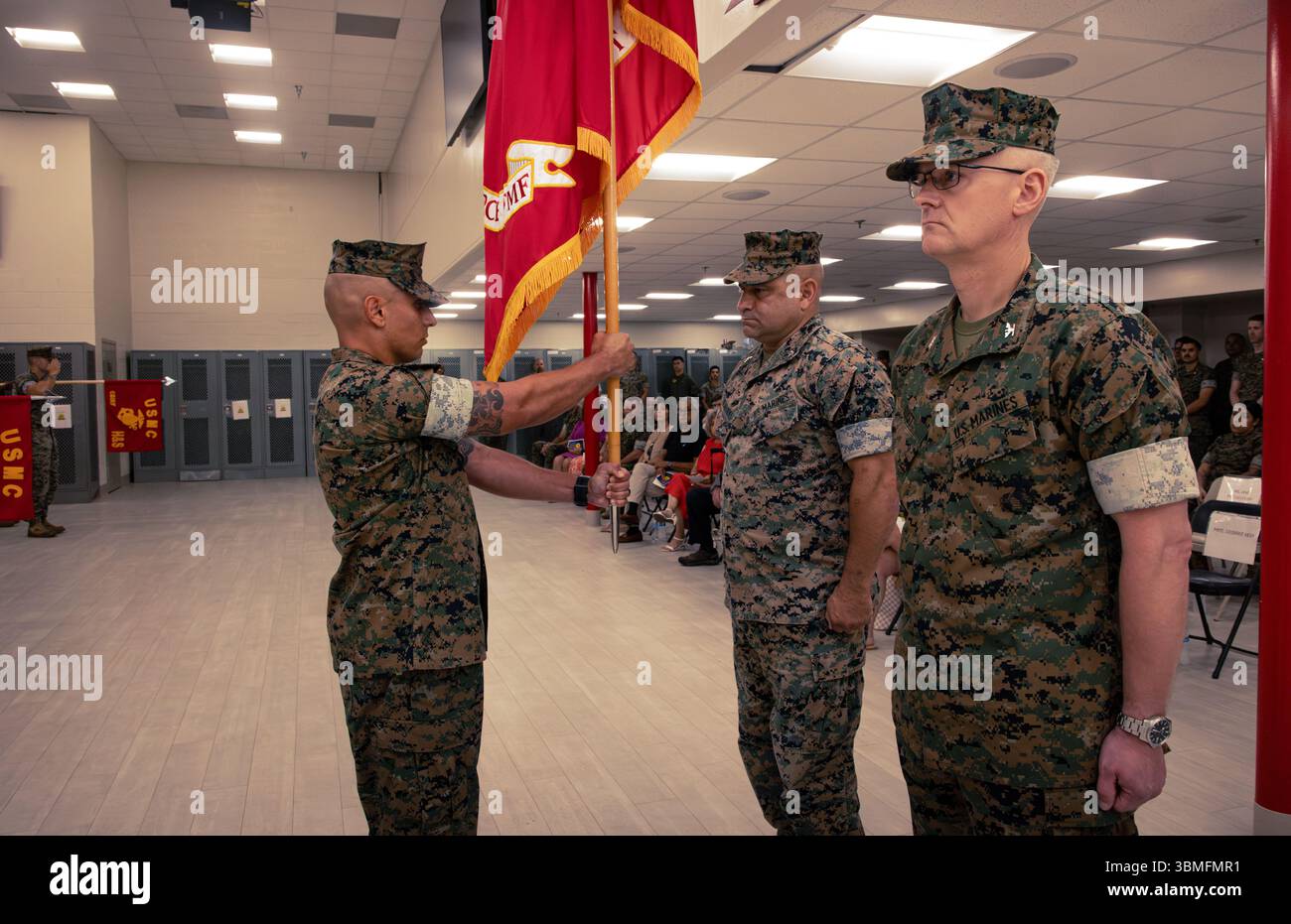 Major Anthony D. Vega, Sergeant Major der Chemical Biological Incident Response Force, übergibt die Einheitsfarben an Colonel Zeb B. Beasley, den ausscheidenden Befehlshaber, während einer Zeremonie zum Kommandowechsel in der Naval Facility Indian Head, Indian Head, Maryland, am 24. Juni 2025. Die Zeremonie stellt die Übertragung von Autorität, Verantwortung und Rechenschaftspflicht vom ausscheidenden zum eingehenden Bataillonkommandeur dar. (Foto des U.S. Marine Corps von Lance CPL. Angel G. Ponce) Stockfoto