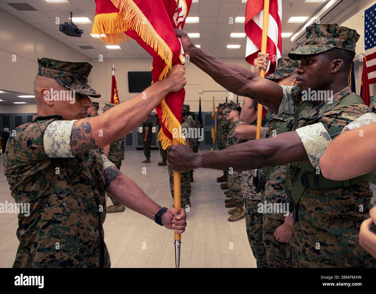 Major Anthony D. Vega, Sergeant Major der Chemical Biological Incident Response Force, übergibt die Farben der Einheit während einer Zeremonie zum Kommandowechsel in der Naval Facility Indian Head, Indian Head, Maryland, am 24. Juni 2025. Die Zeremonie stellt die Übertragung von Autorität, Verantwortung und Verantwortlichkeit von Colonel Zeb B. Beasley, dem scheidenden Befehlshaber, auf Colonel Erik C. Quist, den kommenden Befehlshaber dar. (Foto des U.S. Marine Corps von Lance CPL. Angel G. Ponce) Stockfoto