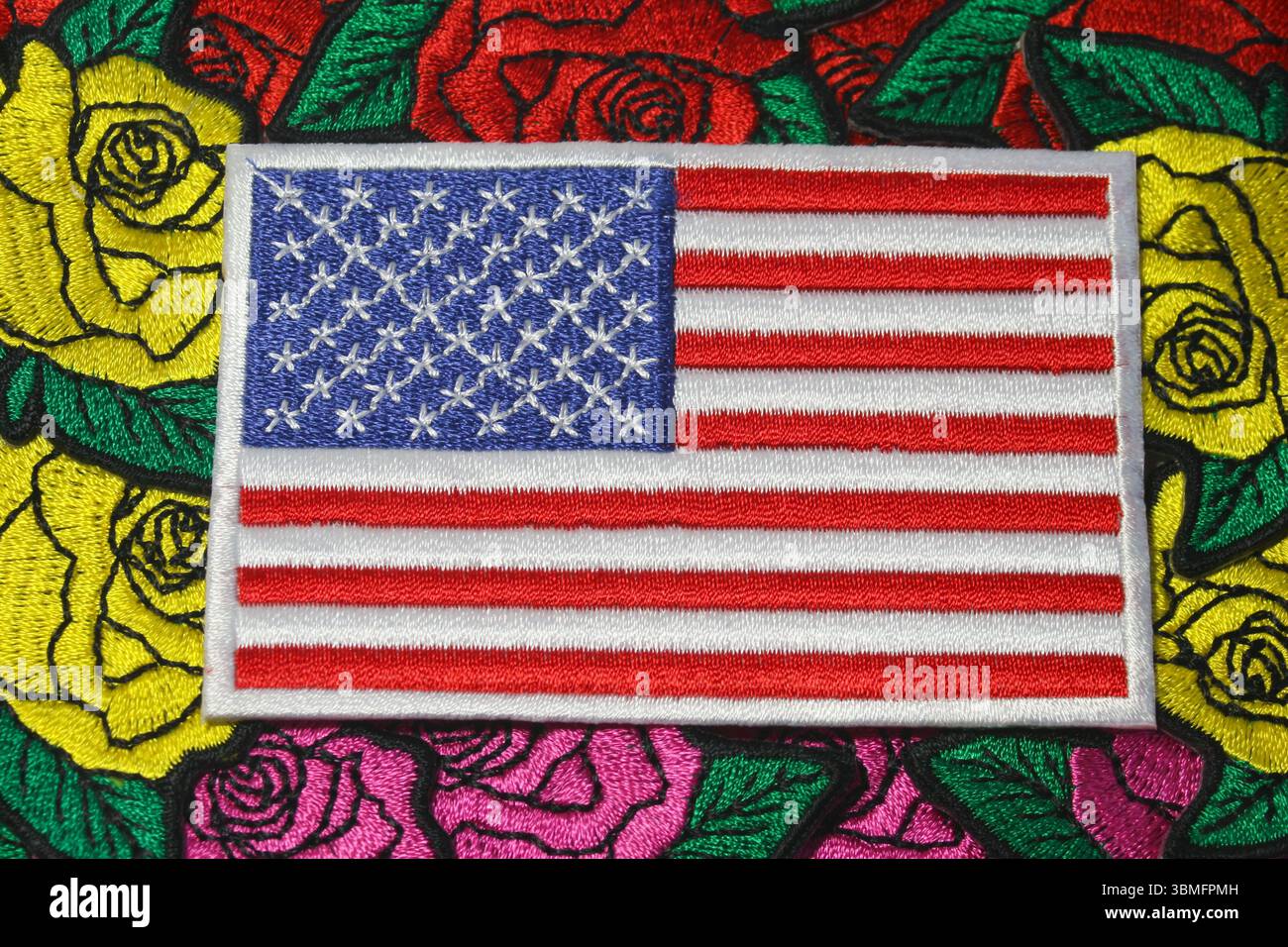 Umweltfreundliche, gestickte US-Flagge auf handgefertigtem Rosentextil symbolisiert kulturellen Stolz und nachhaltiges Handwerk. Stockfoto