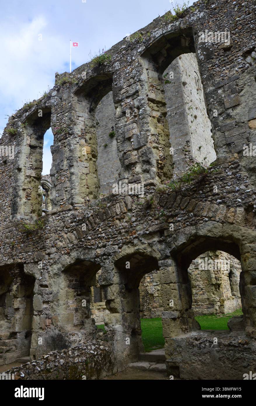 Ein Abschnitt der Steinmauer mit Fensteröffnungen in Portchester Castle, Hampshire, England, im August gefangen genommen. Stockfoto