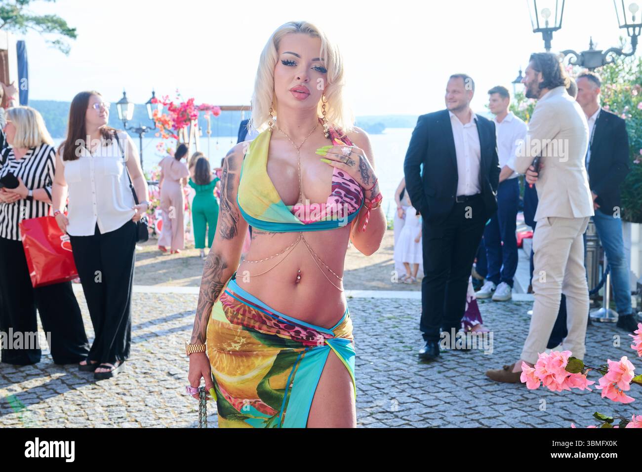 Berlin, Deutschland. Juni 2025. Katja Krasavice kommt zur Sommerparty der Bild-Hilfsorganisation ein Herz für Kinder. Annette Riedl/dpa/Alamy Live News Stockfoto