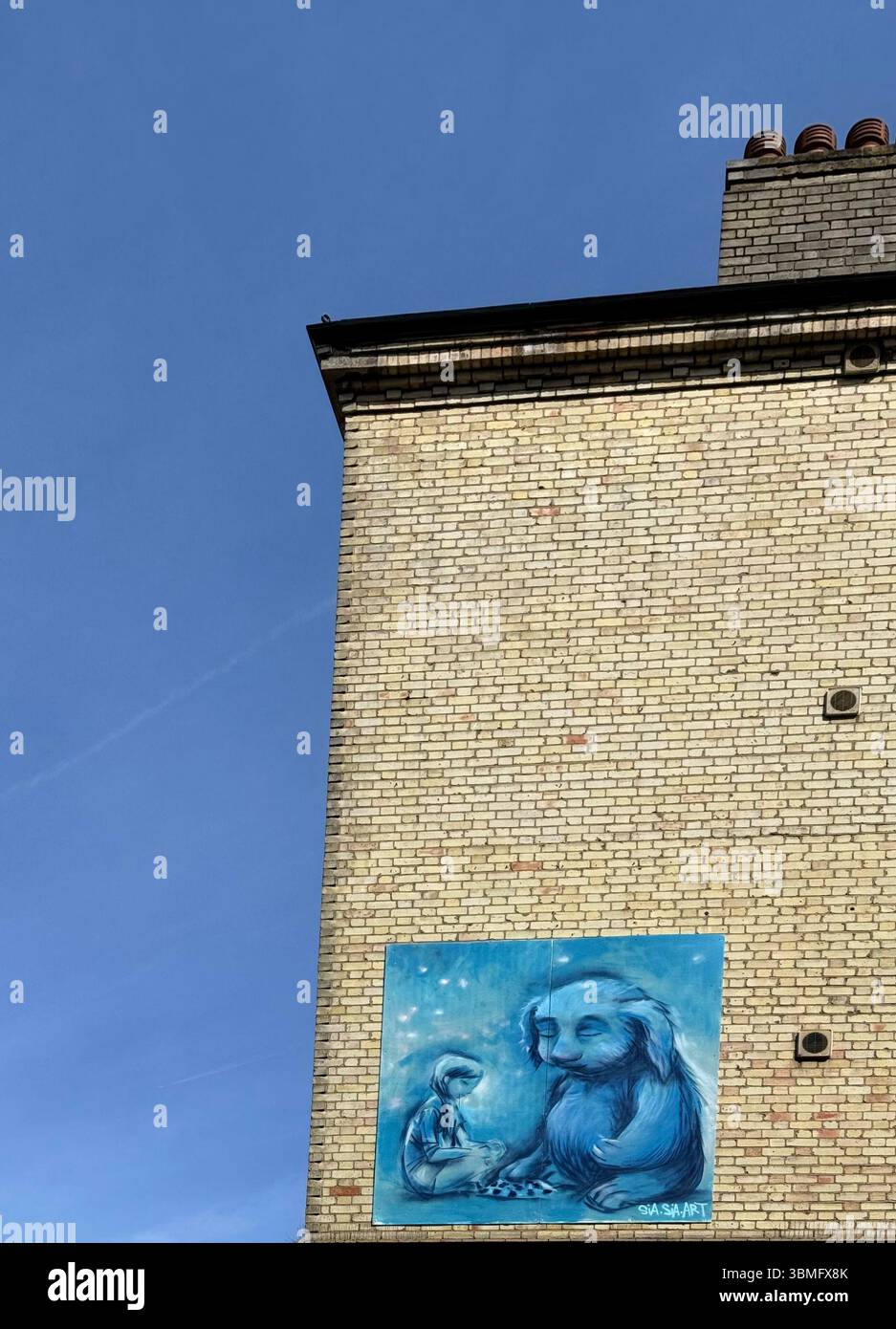 Blaue Gemälde an der Wand standen im Kontrast zum leuchtend blauen Himmel in der Londoner Bunhills-Gegend Stockfoto