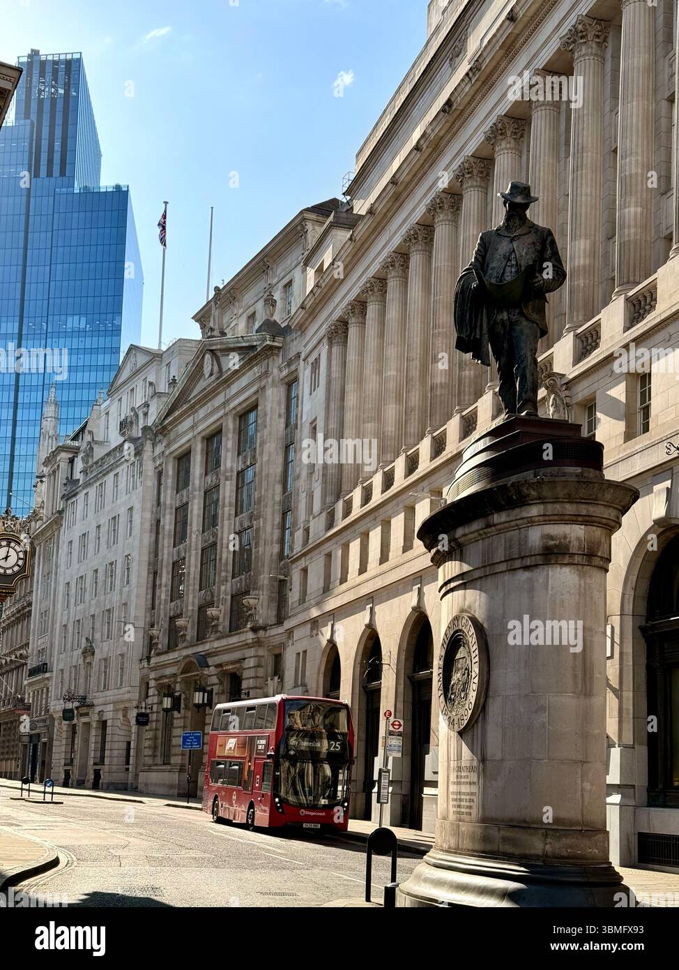 Statue von James Henry Greathead auf Cornhill in London mit rotem Londoner Bus im Hintergrund Stockfoto