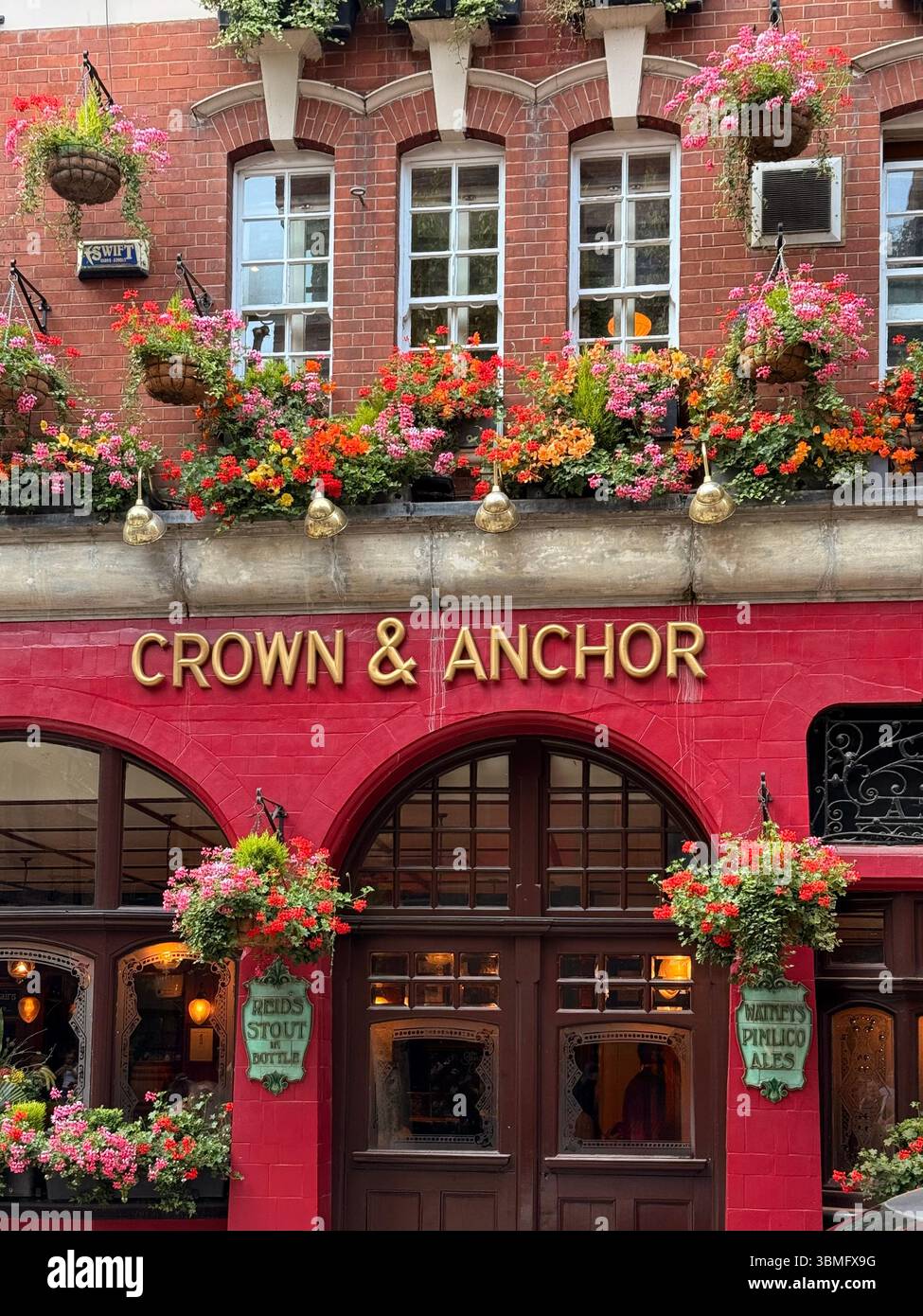 Crown and Anchor Pub mit Blumenschmuck über dem Eingang in Covent Garden, London Stockfoto