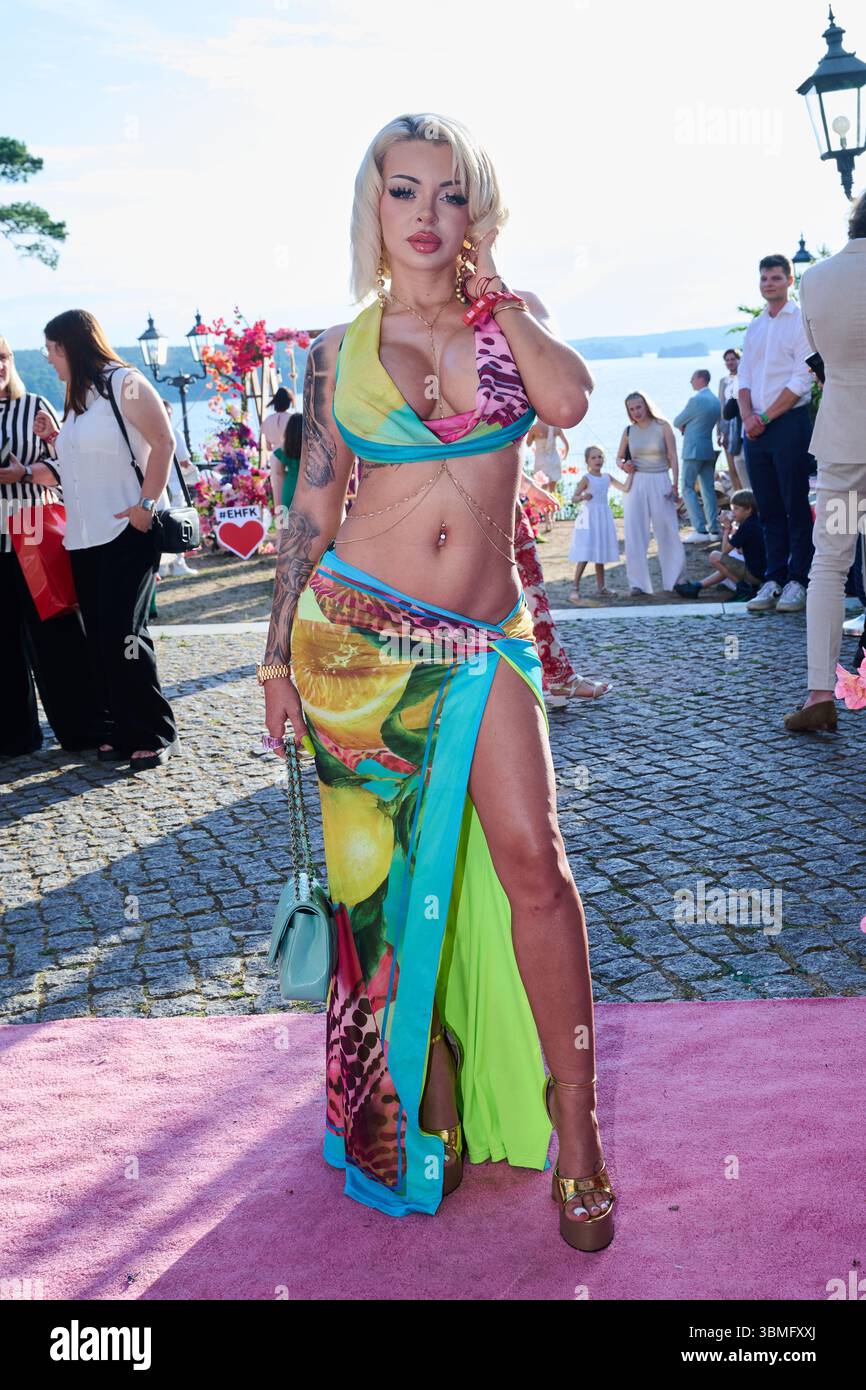 Berlin, Deutschland. Juni 2025. Katja Krasavice kommt zur Sommerparty der Bild-Hilfsorganisation ein Herz für Kinder. Annette Riedl/dpa/Alamy Live News Stockfoto