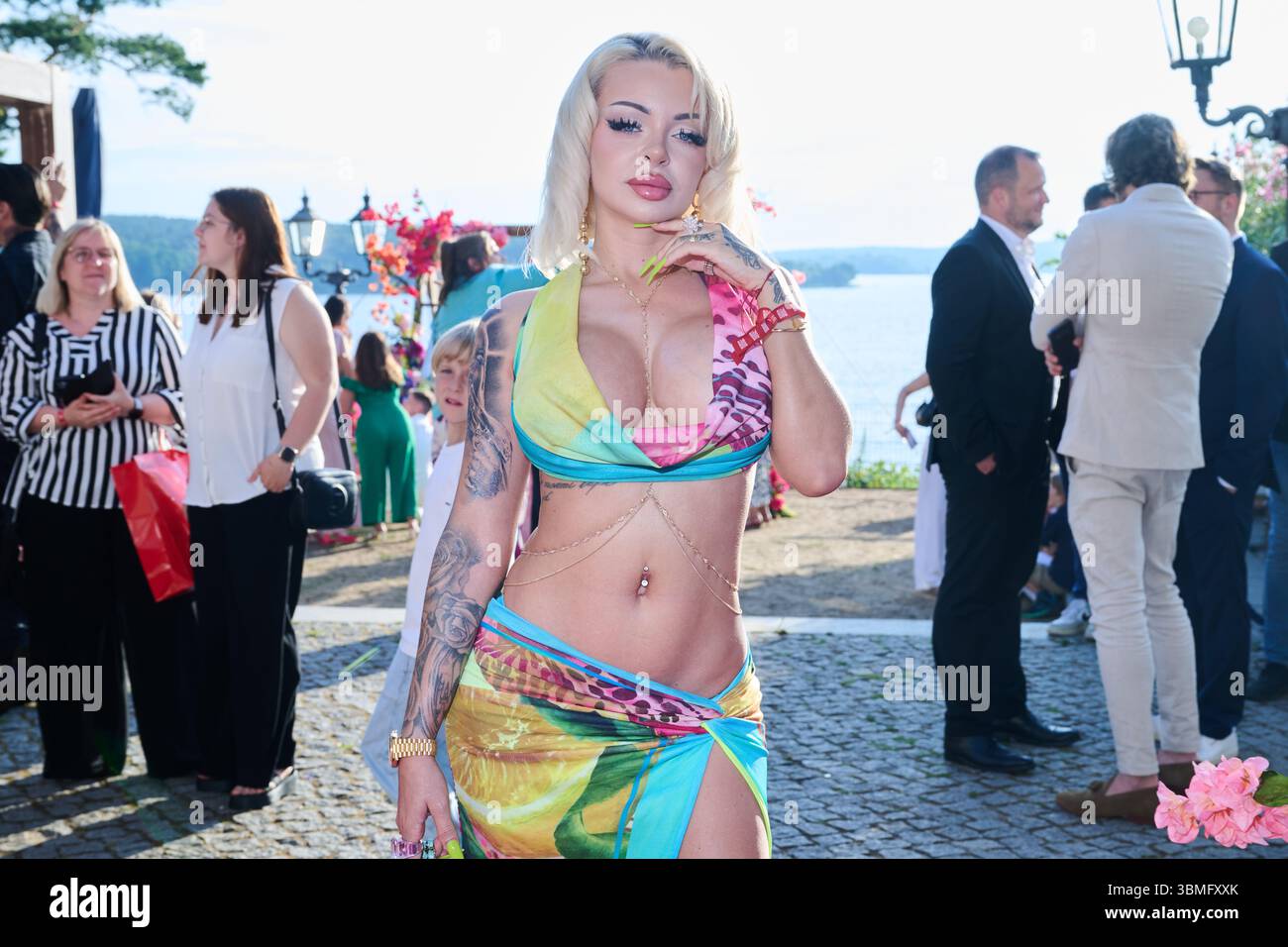 Berlin, Deutschland. Juni 2025. Katja Krasavice kommt zur Sommerparty der Bild-Hilfsorganisation ein Herz für Kinder. Annette Riedl/dpa/Alamy Live News Stockfoto