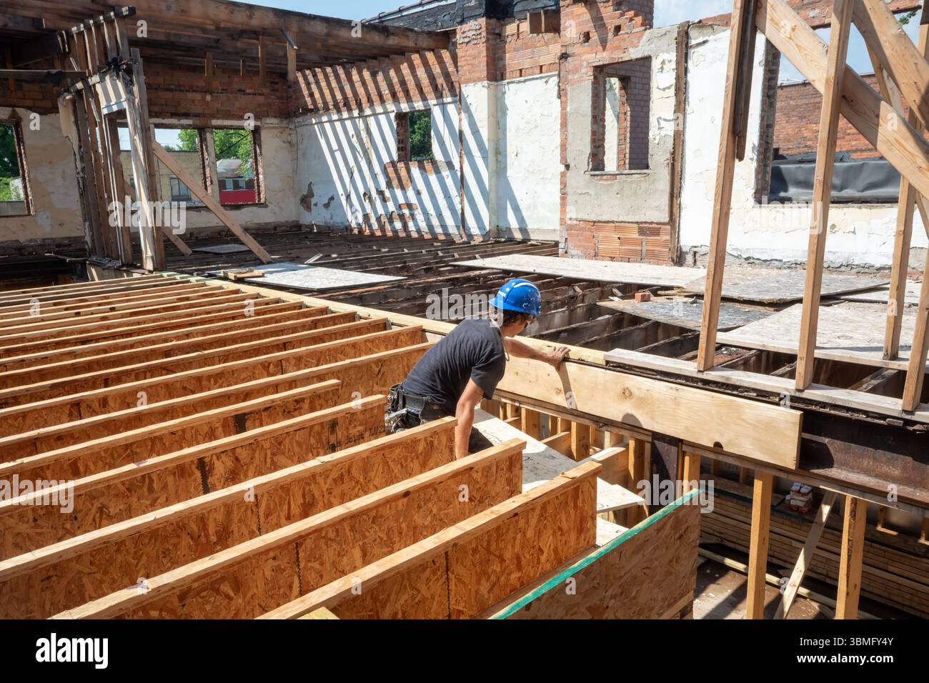 Detroit, Michigan - Austin Barr hilft bei der Rehabilitation eines lange leerstehenden und zerbröckelnden Geschäftsgebäudes im Stadtteil Morningside. Das Projekt namens Ultre Stockfoto