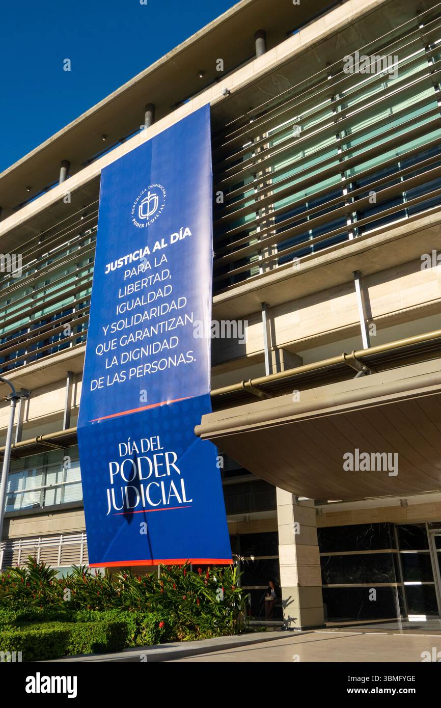 Banner zum Tag der Justiz auf einem Gebäude in Santo Domingo Dominikanische Republik Stockfoto