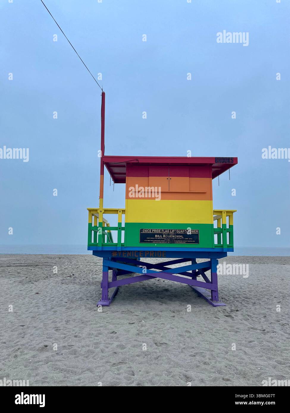 Porträt des Venice Pride Flag Lifeguard Tower an einem grauen düsteren Tag in Venice Beach, Kalifornien, USA Stockfoto