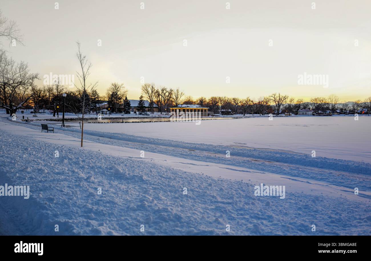 Eine wunderschöne schneebedeckte Landschaft des Smith Lake im Winter im Washington Park in Denver, Colorado, mit dem Historic Boat House Pavilion. Stockfoto
