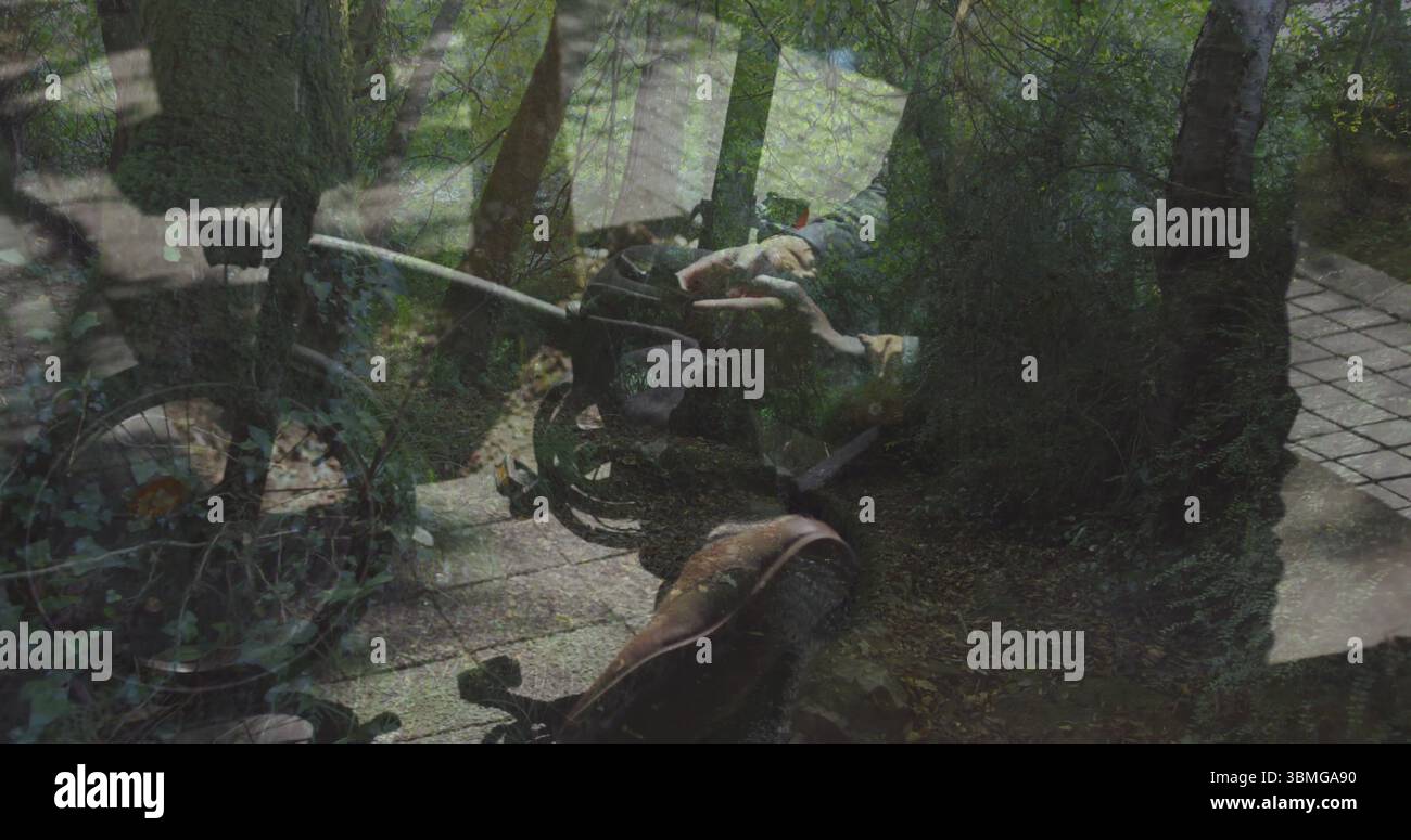 Rollstuhl auf Holzterrasse neben gepflastertem Steinweg im privaten Garten, Sonnenlicht Stockfoto