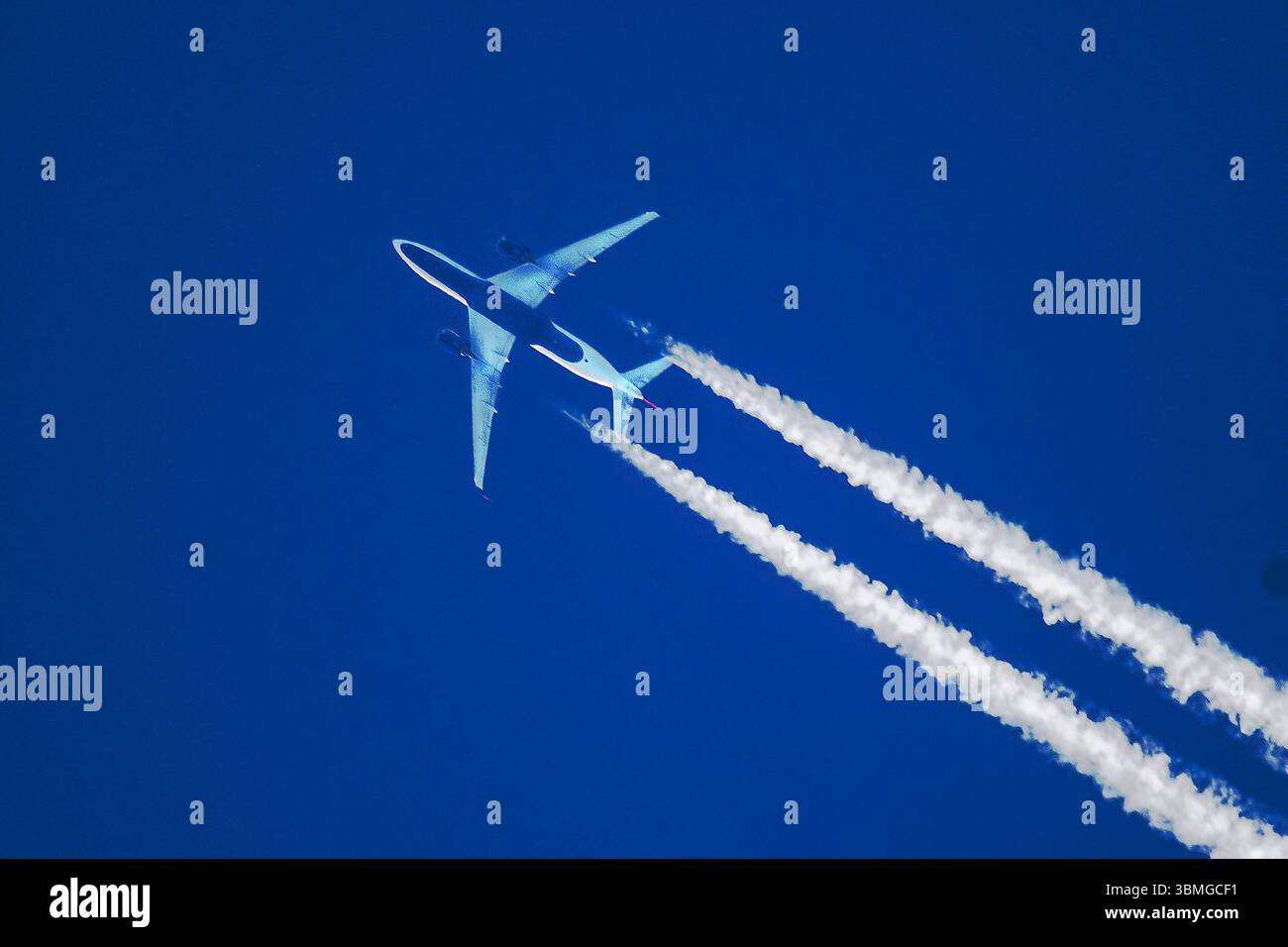 Scharfe Teleobjektiv-Nahaufnahme von Düsenflugzeugen mit Kondensstreifen, die von Seoul nach Minneapolis fliegen, Höhe AGL 39.000 Fuß, Fahrgeschwindigkeit 523 Stockfoto